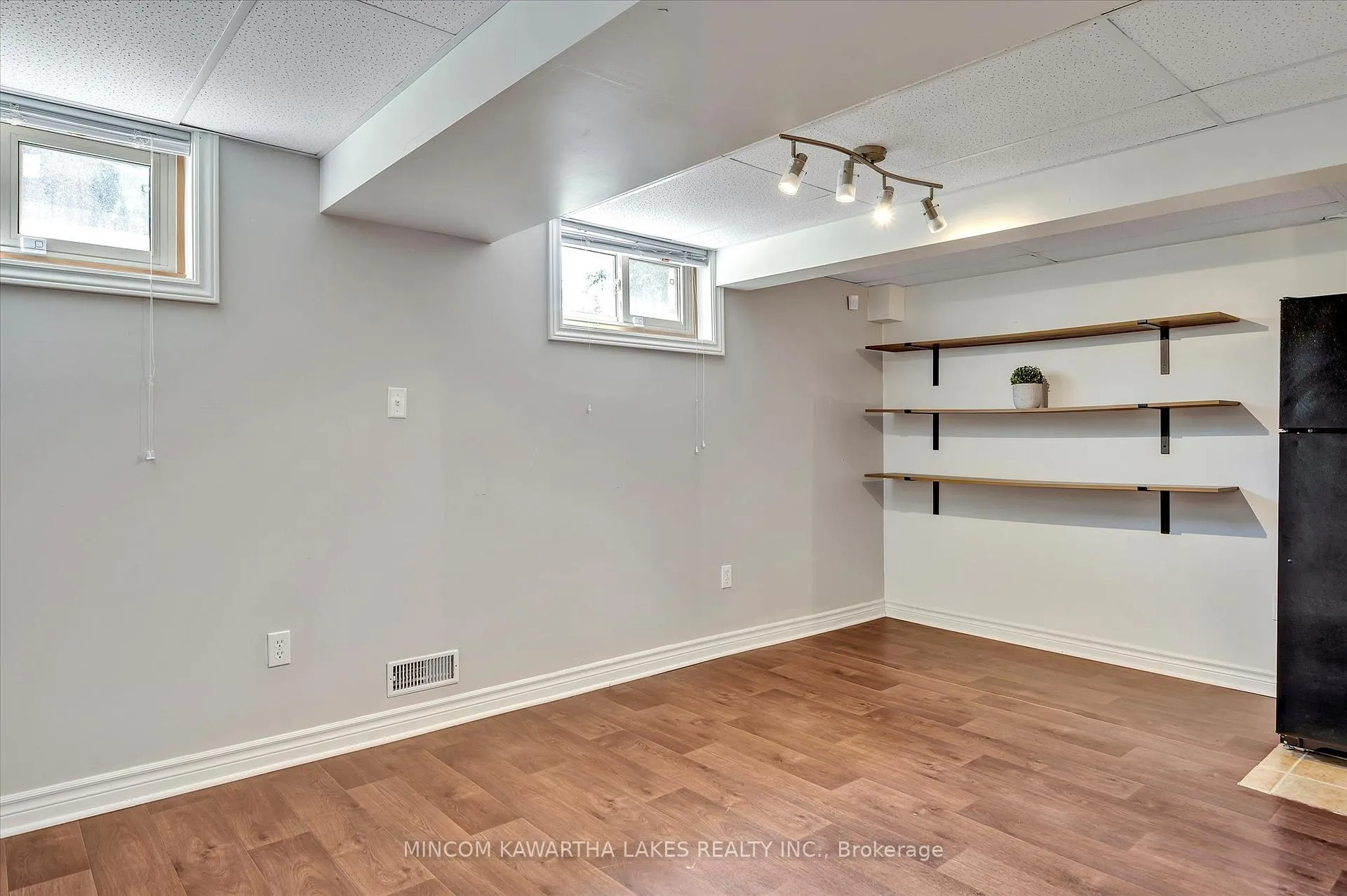 Photo 32 of 676 Victory Crescent, Peterborough, Town Ward 3 — HOMEH