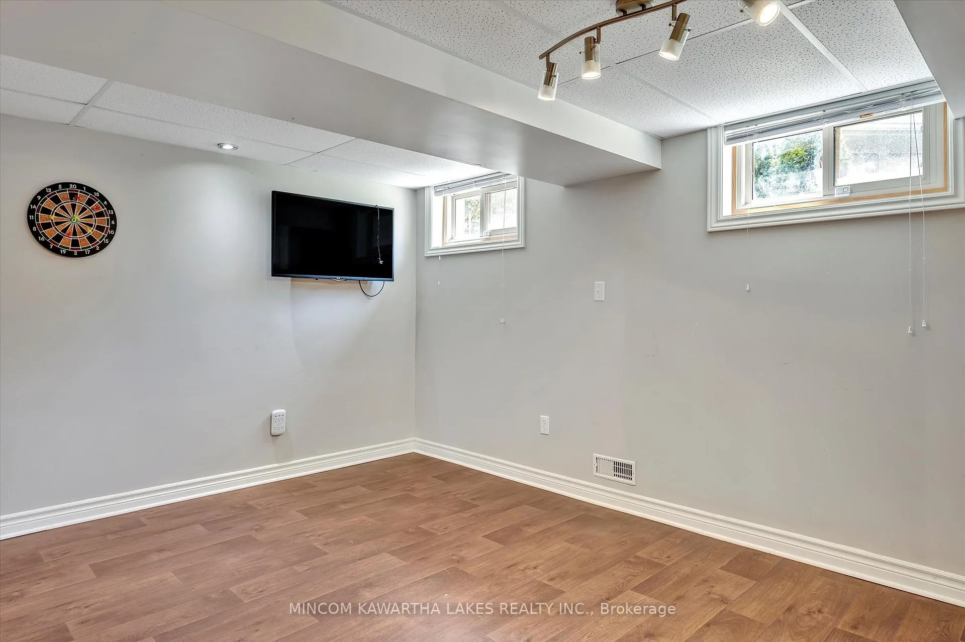 Photo 33 of 676 Victory Crescent, Peterborough, Town Ward 3 — HOMEH