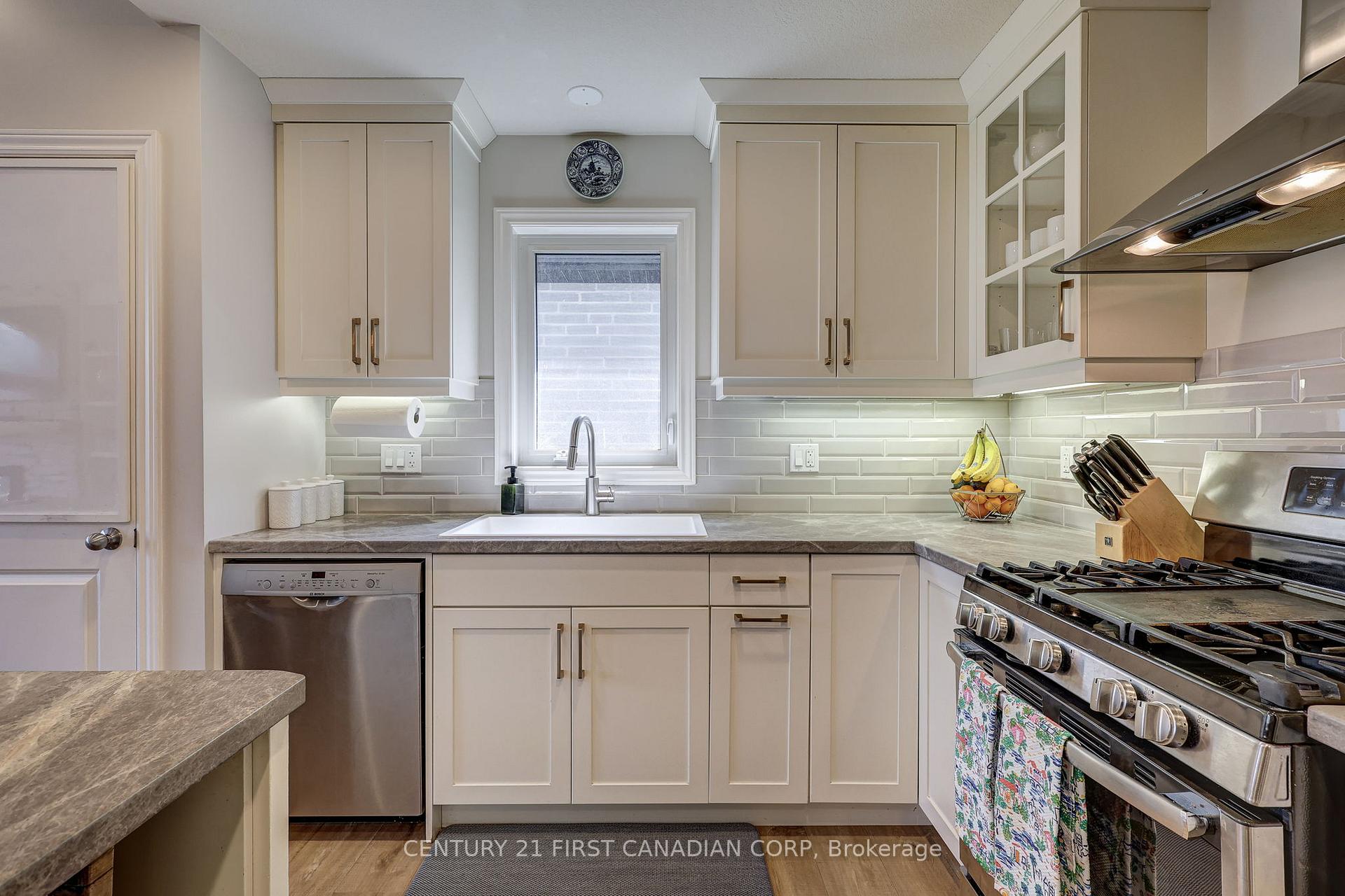 Photo 11 of 81 Westlake Drive, St. Thomas — HOMEH