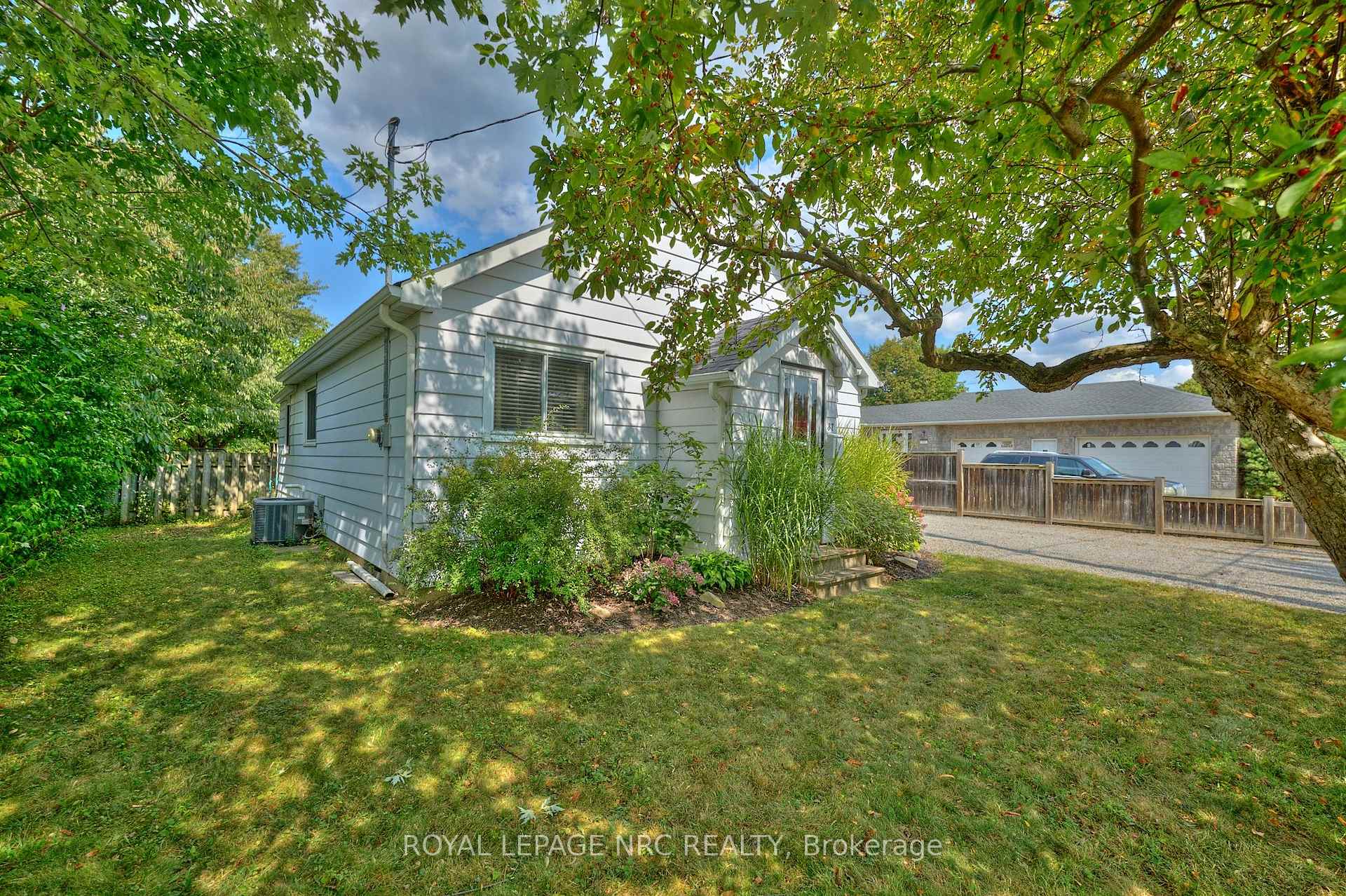 Photo 3 of 37 Cecil Street, St. Catharines, Lakeport — HOMEH