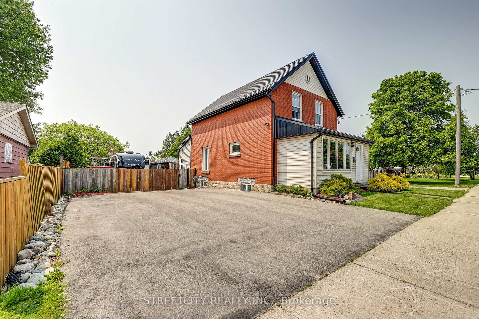 Photo 2 of 76 Fairview Avenue, St. Thomas — HOMEH