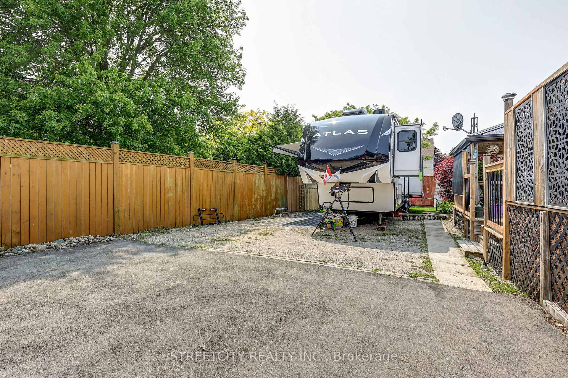 Photo 5 of 76 Fairview Avenue, St. Thomas — HOMEH