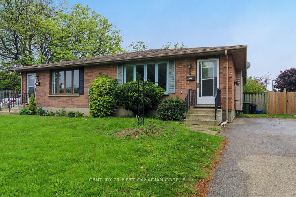 Front of 5 Golding Place S
