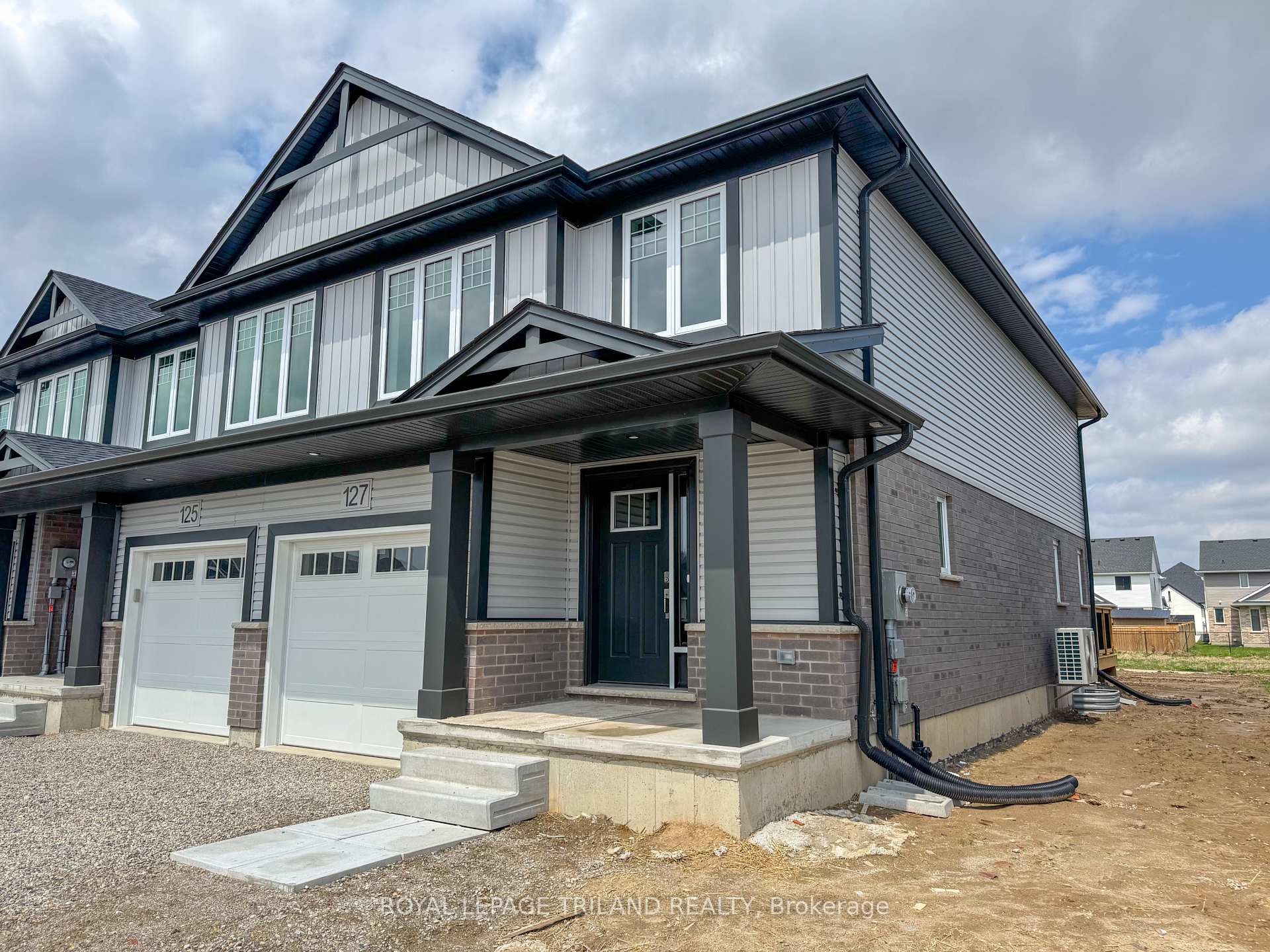 Photo 2 of 127 Empire Parkway, St. Thomas — HOMEH