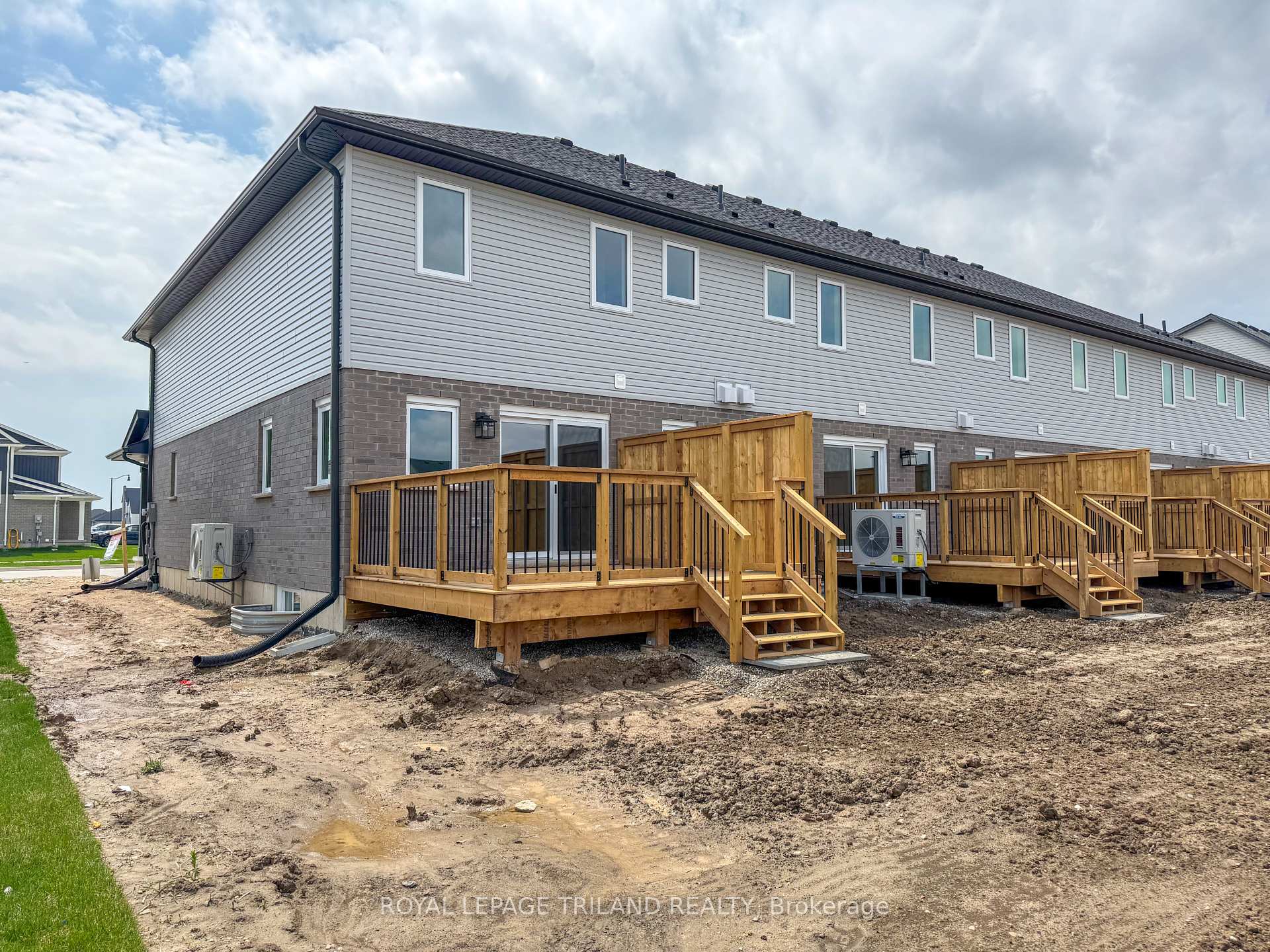 Photo 3 of 127 Empire Parkway, St. Thomas — HOMEH