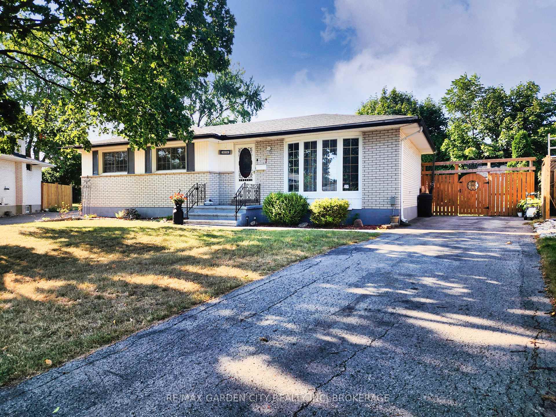 Photo 1 of 7 Chapman Court, St. Catharines, Carlton/Bunting — HOMEH