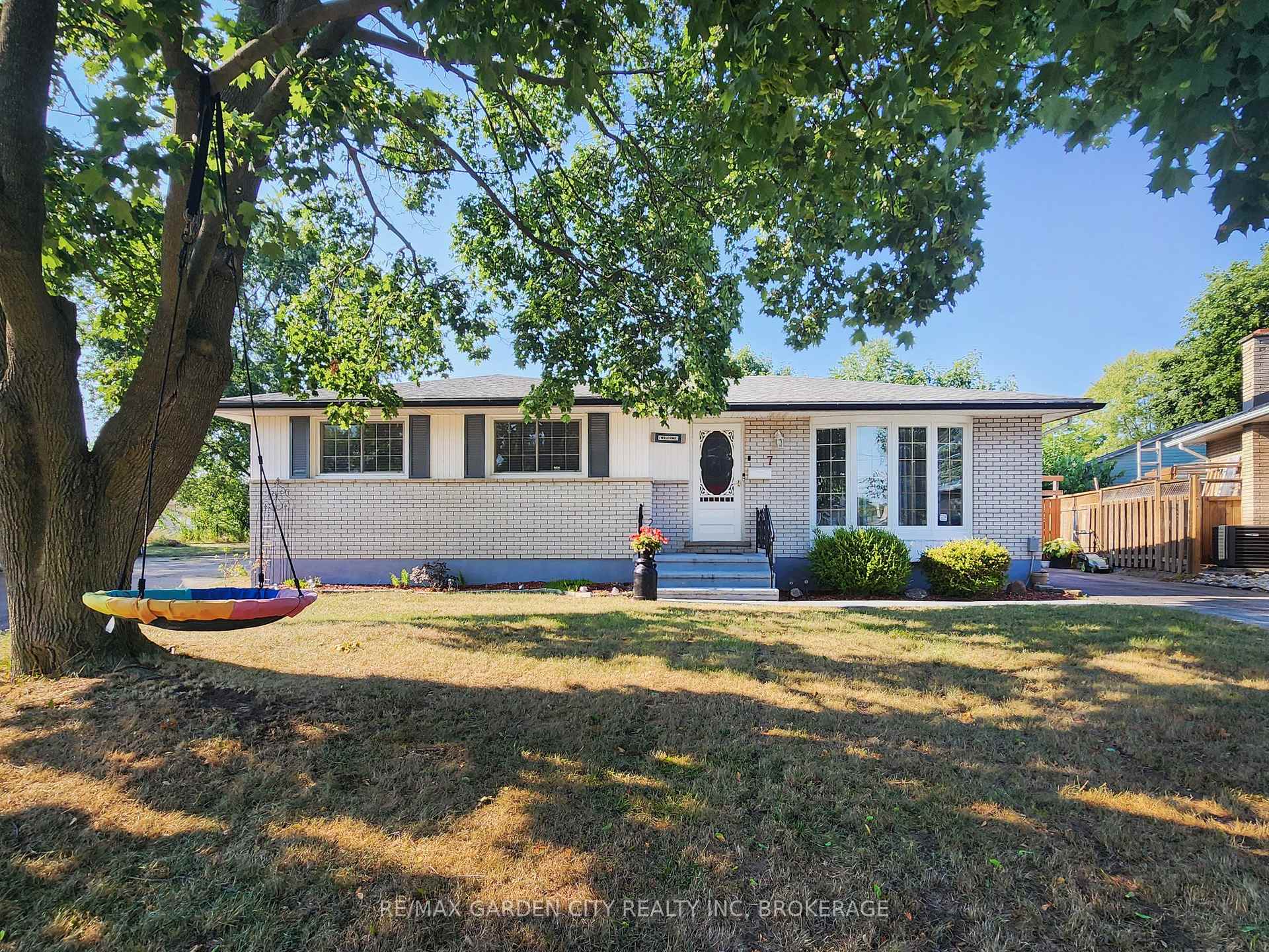 Photo 2 of 7 Chapman Court, St. Catharines, Carlton/Bunting — HOMEH
