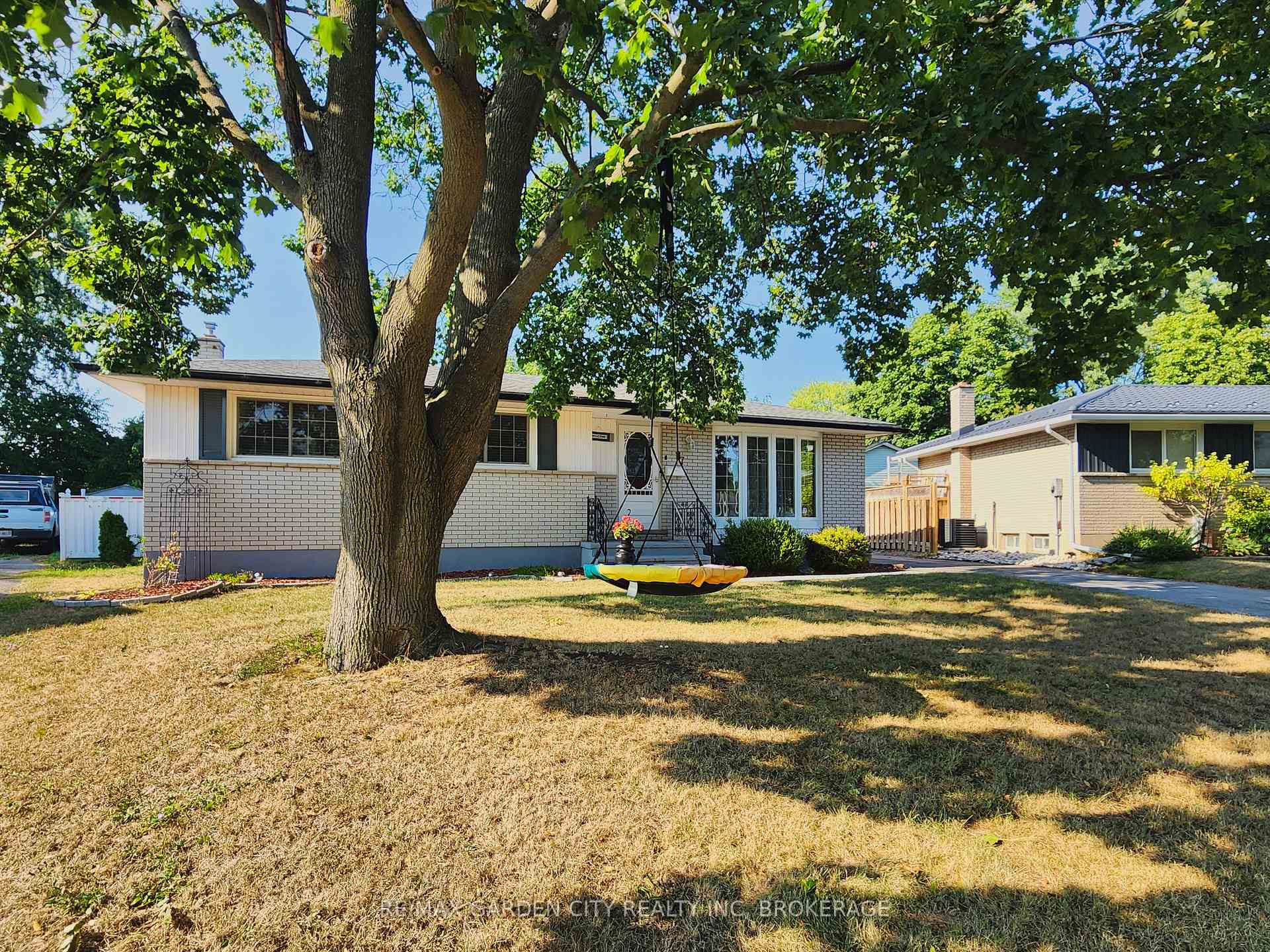 Photo 3 of 7 Chapman Court, St. Catharines, Carlton/Bunting — HOMEH