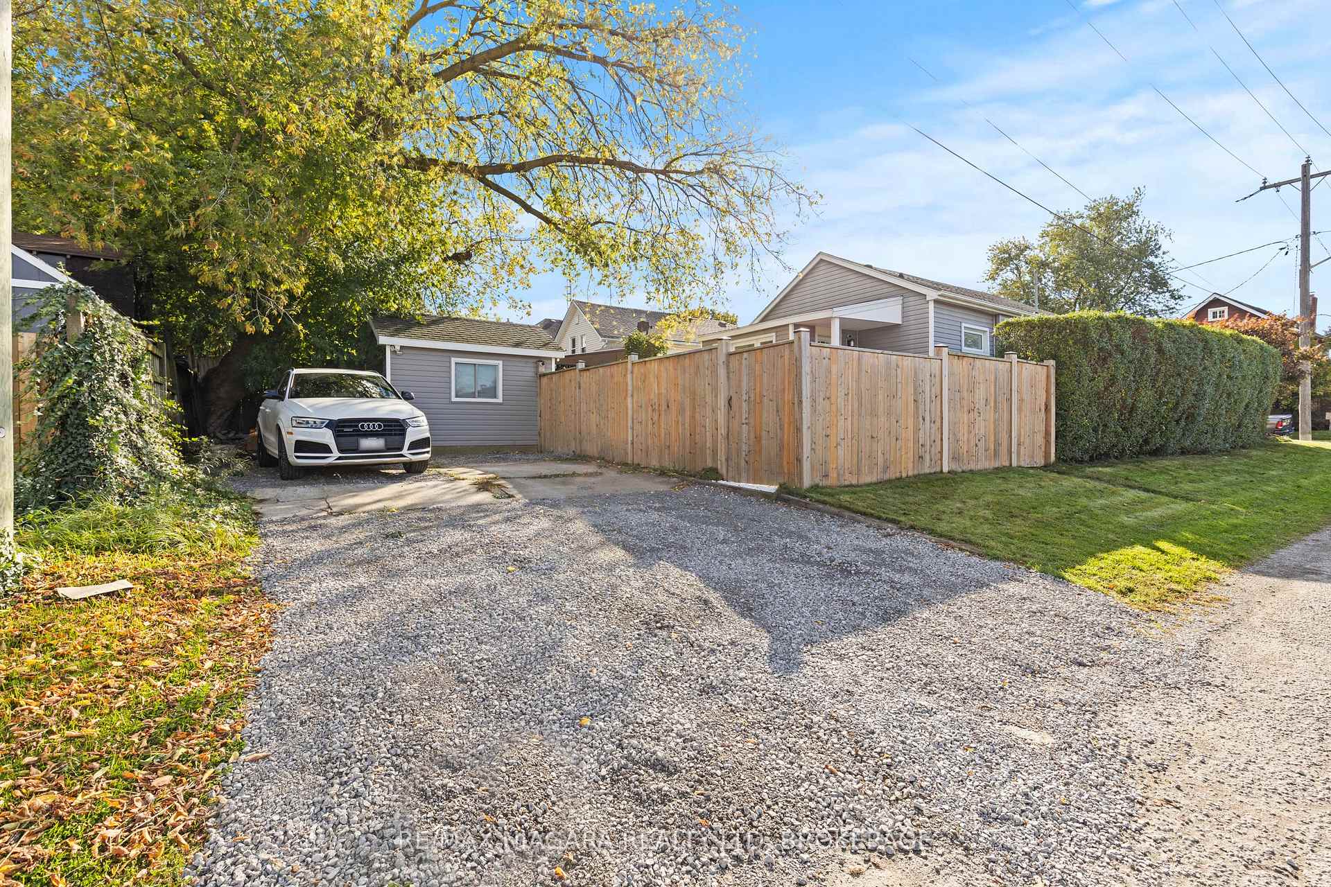 Photo 3 of 28 Chelsea Street, St. Catharines, E. Chester — HOMEH