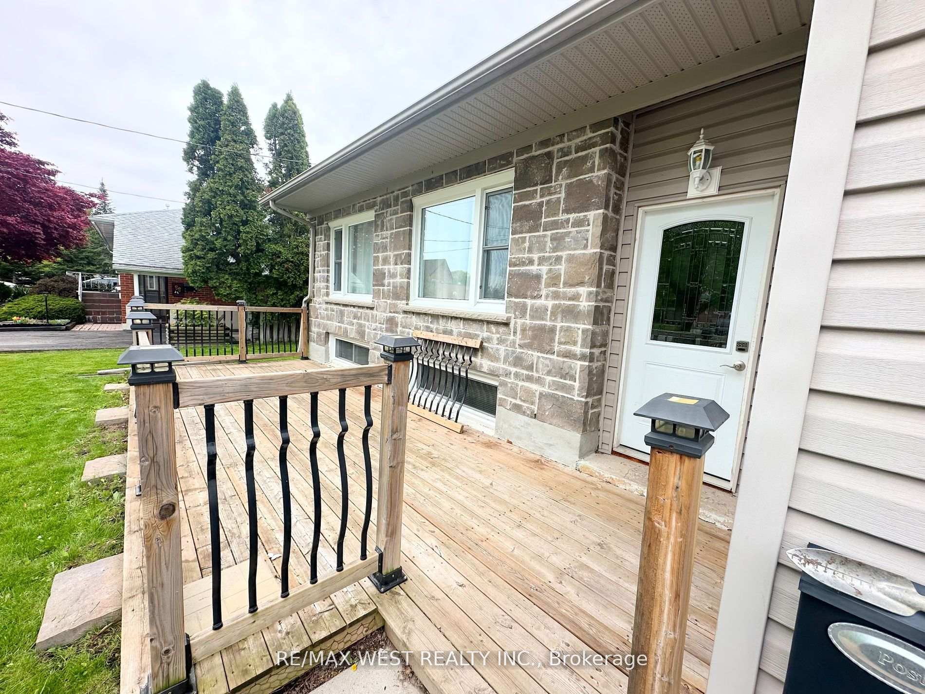 Photo 2 of 11 Howard Avenue, St. Catharines, Lakeport — HOMEH