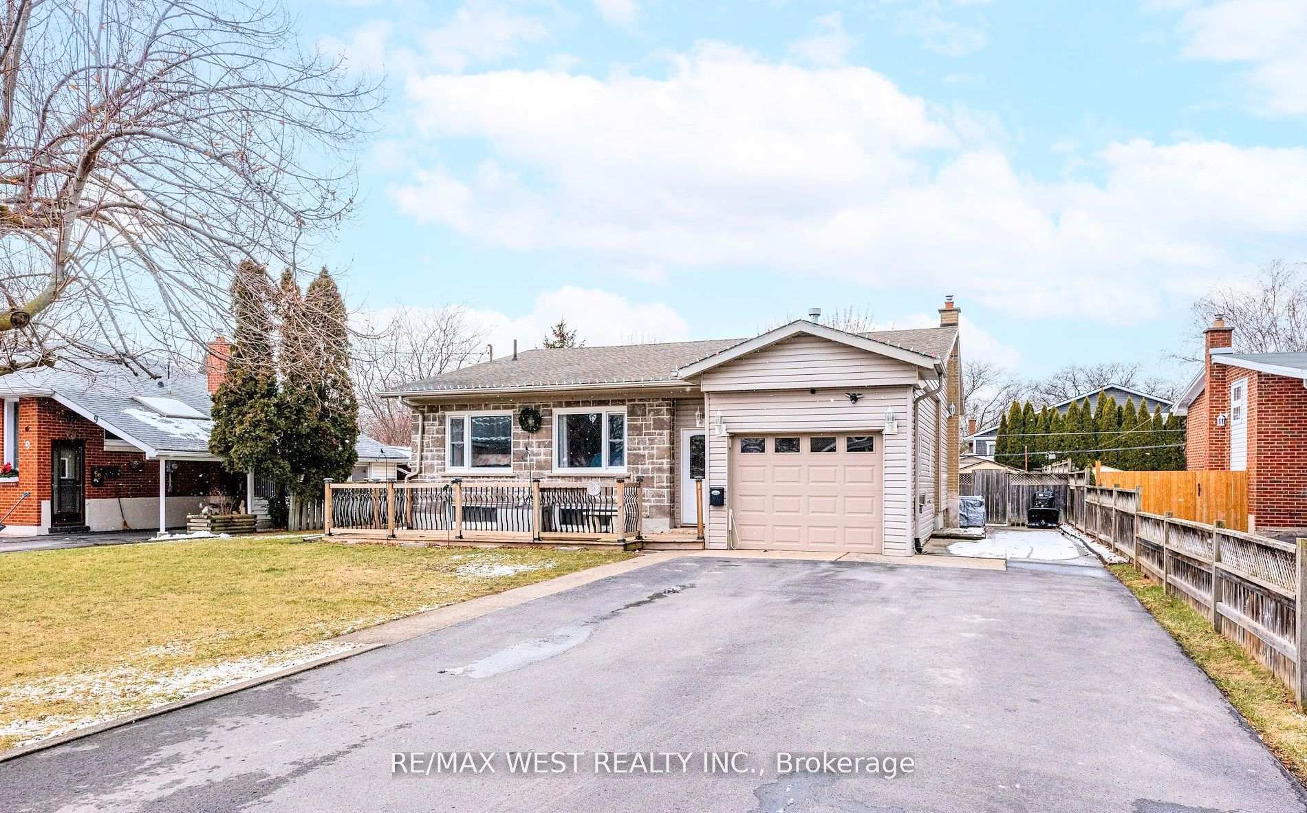 Photo 3 of 11 Howard Avenue, St. Catharines, Lakeport — HOMEH