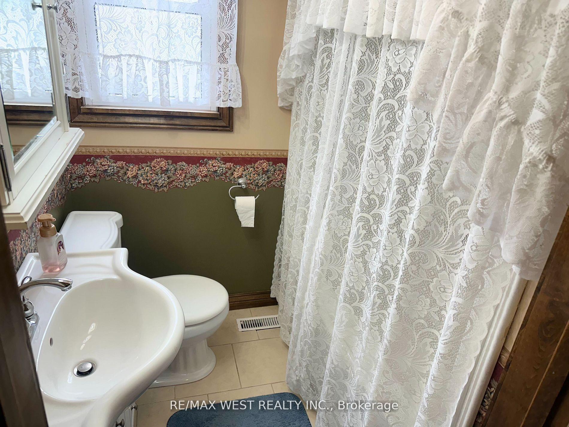 Photo 12 of 11 Howard Avenue, St. Catharines, Lakeport — HOMEH