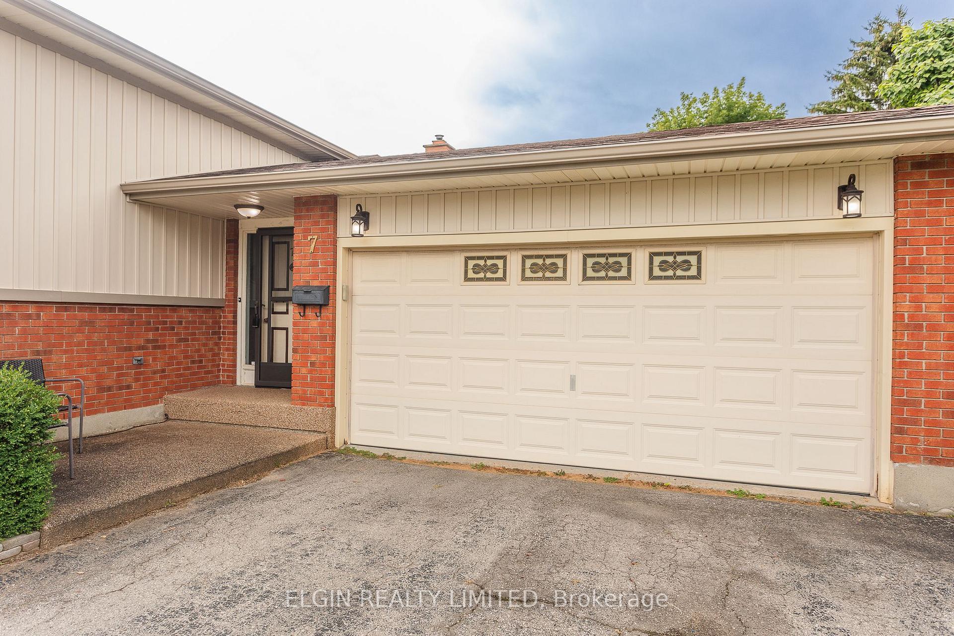 Photo 3 of 7 Porter Place, St. Thomas — HOMEH
