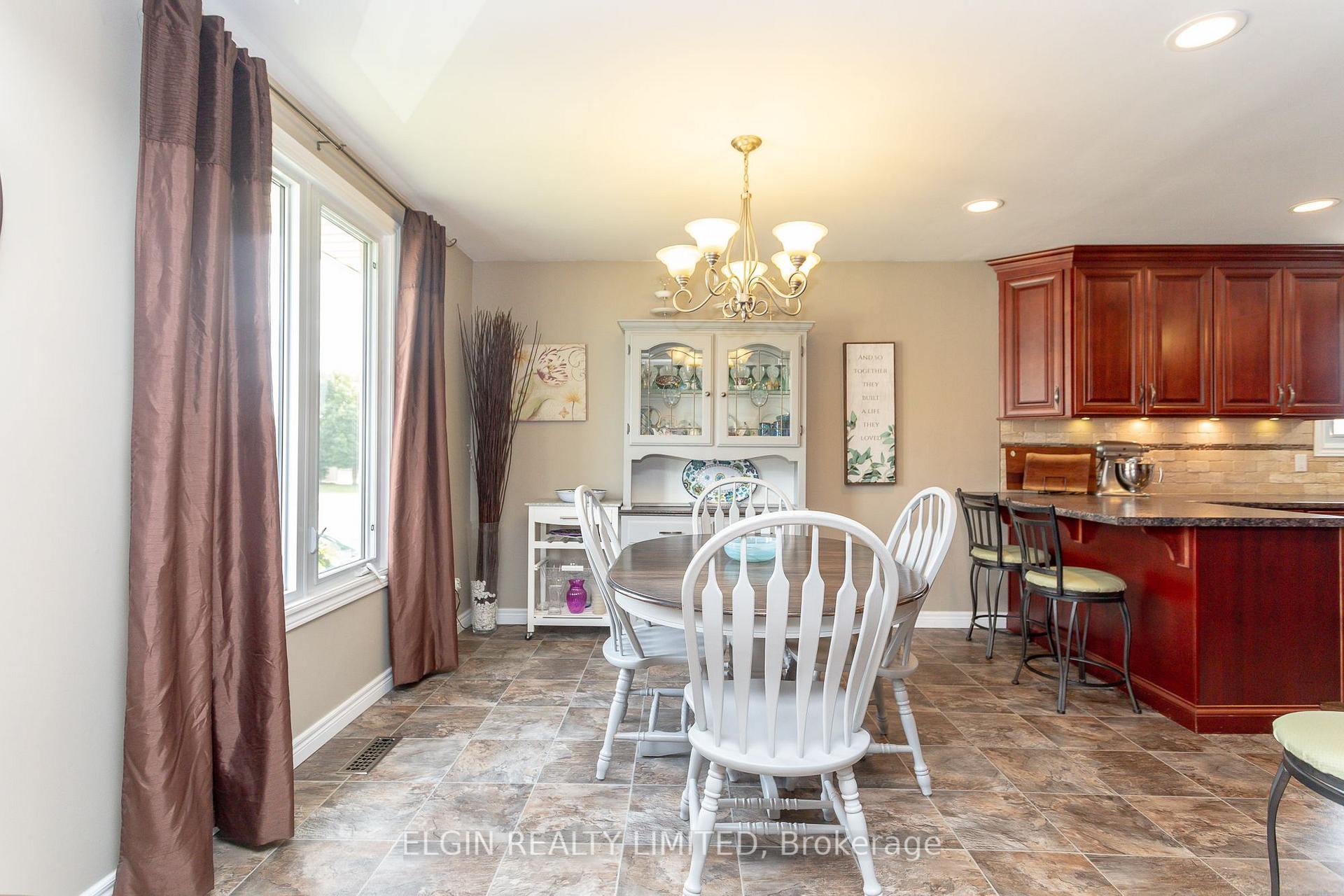 Photo 9 of 7 Porter Place, St. Thomas — HOMEH