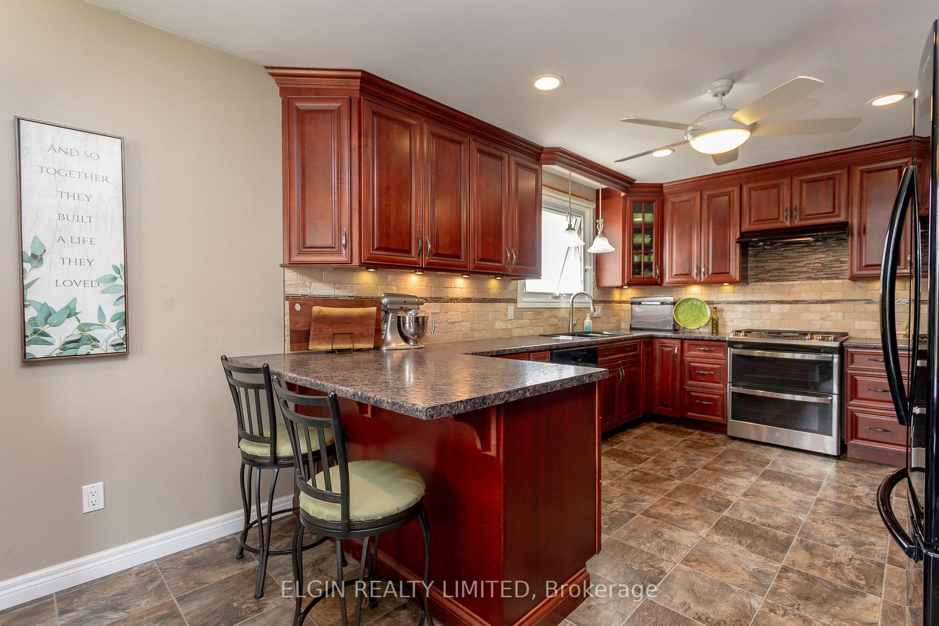 Photo 10 of 7 Porter Place, St. Thomas — HOMEH