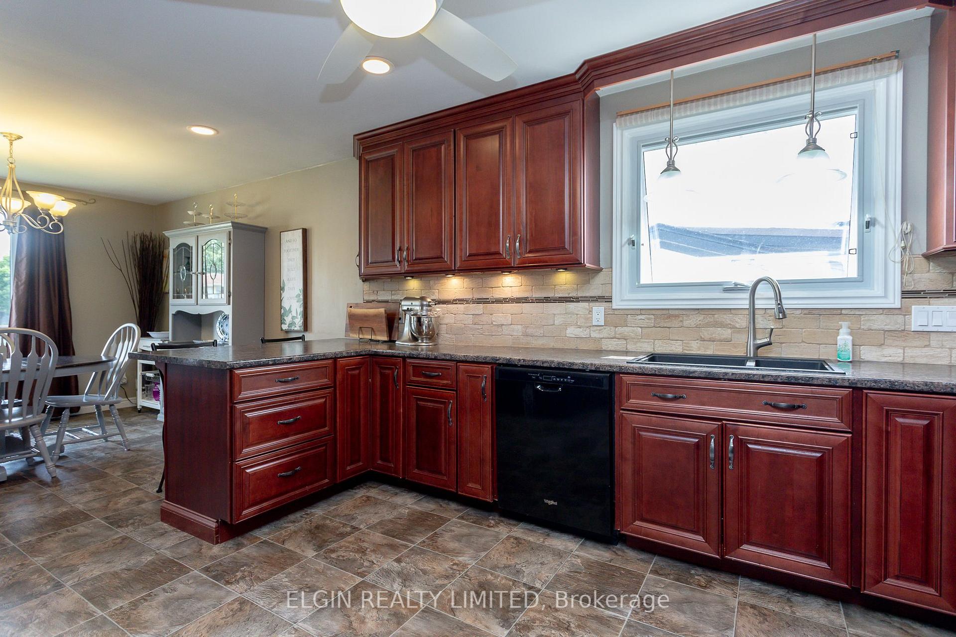Photo 12 of 7 Porter Place, St. Thomas — HOMEH