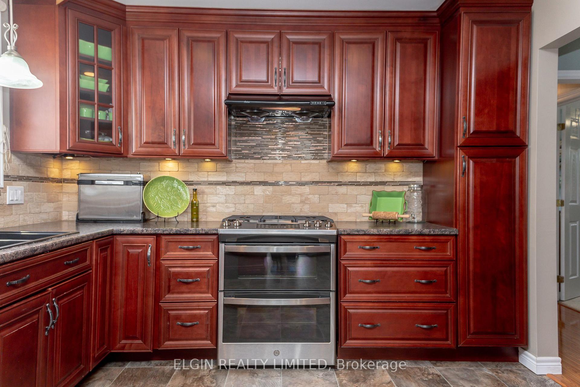 Photo 13 of 7 Porter Place, St. Thomas — HOMEH