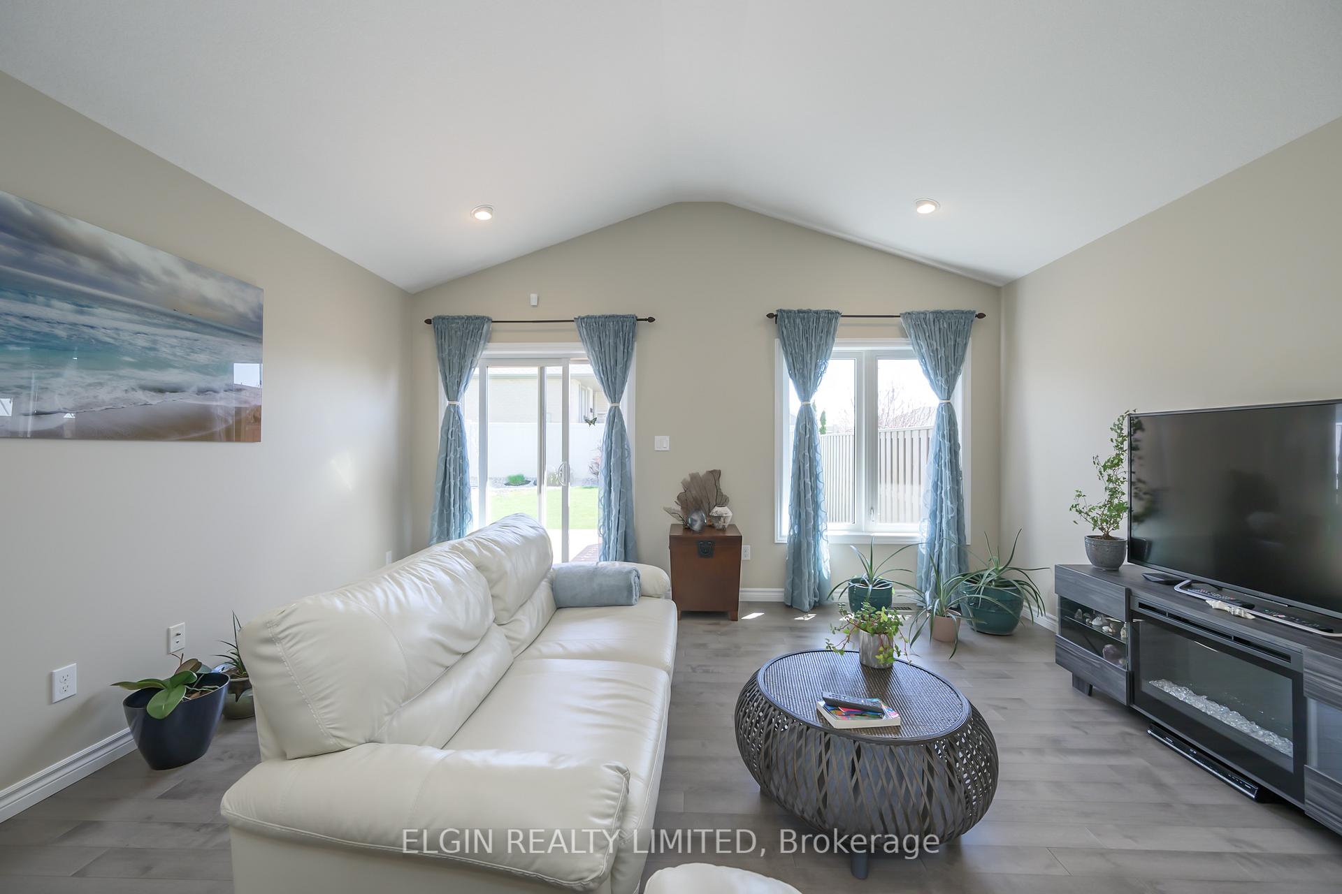Photo 9 of 155 Peach Tree Boulevard, St. Thomas — HOMEH