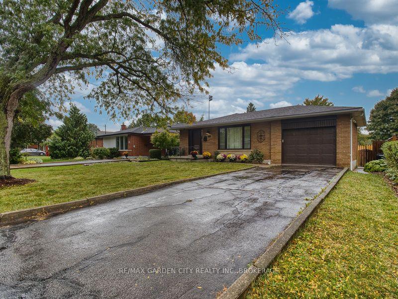 Photo 2 of 17 Regent Drive, St. Catharines, Vine/Linwell — HOMEH