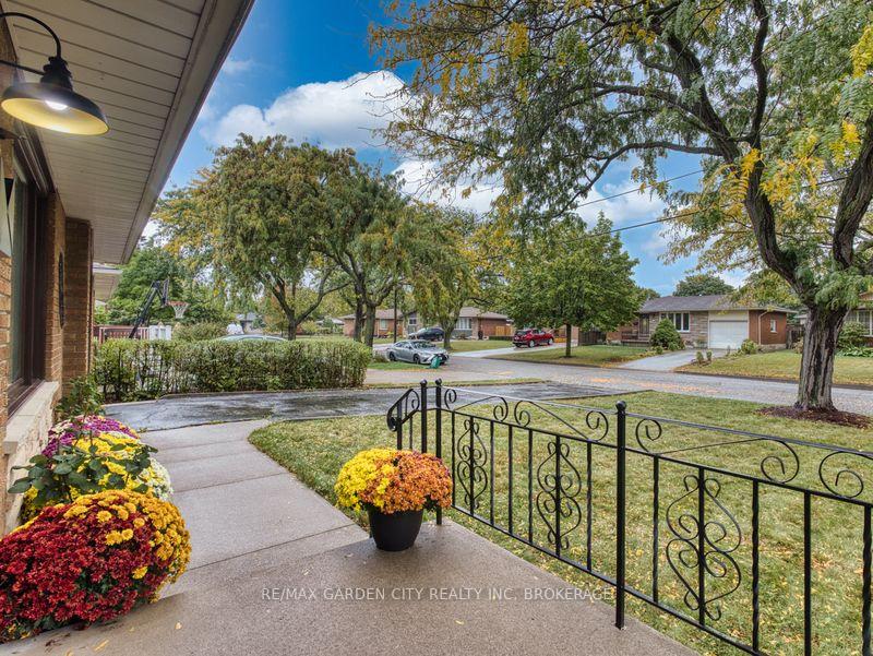 Photo 4 of 17 Regent Drive, St. Catharines, Vine/Linwell — HOMEH