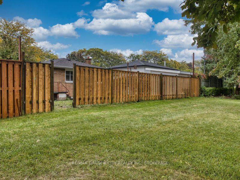 Photo 7 of 17 Regent Drive, St. Catharines, Vine/Linwell — HOMEH