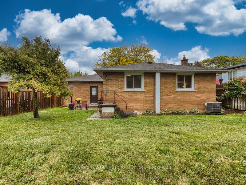 Photo 11 of 17 Regent Drive, St. Catharines, Vine/Linwell — HOMEH
