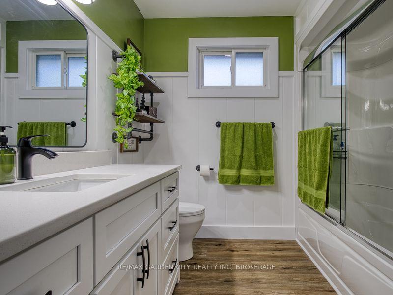 Photo 24 of 17 Regent Drive, St. Catharines, Vine/Linwell — HOMEH