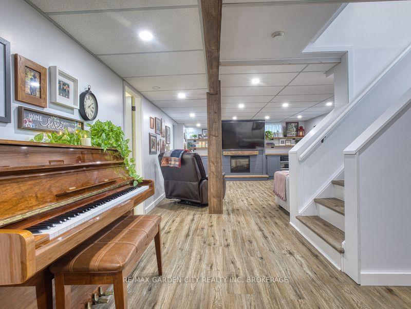 Photo 37 of 17 Regent Drive, St. Catharines, Vine/Linwell — HOMEH