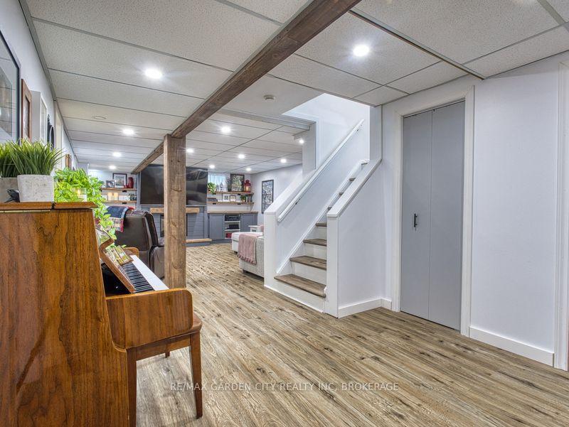 Photo 38 of 17 Regent Drive, St. Catharines, Vine/Linwell — HOMEH