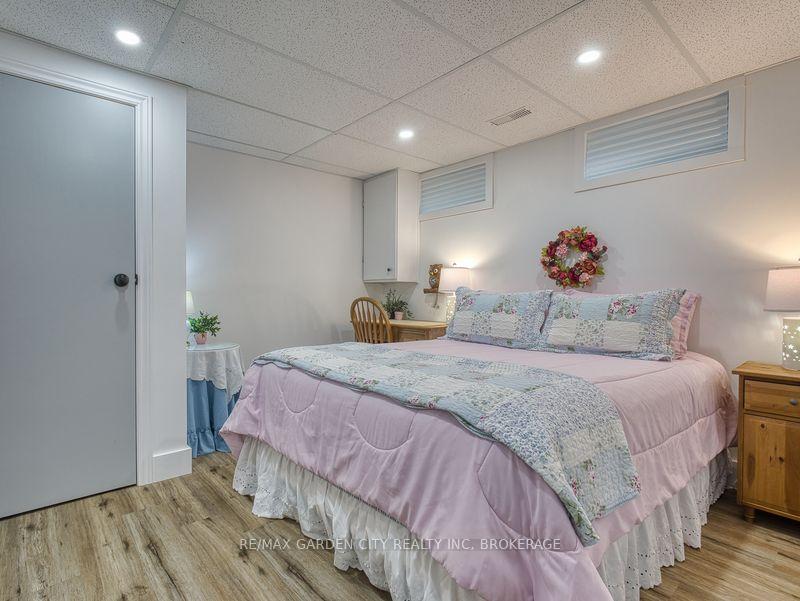 Photo 39 of 17 Regent Drive, St. Catharines, Vine/Linwell — HOMEH