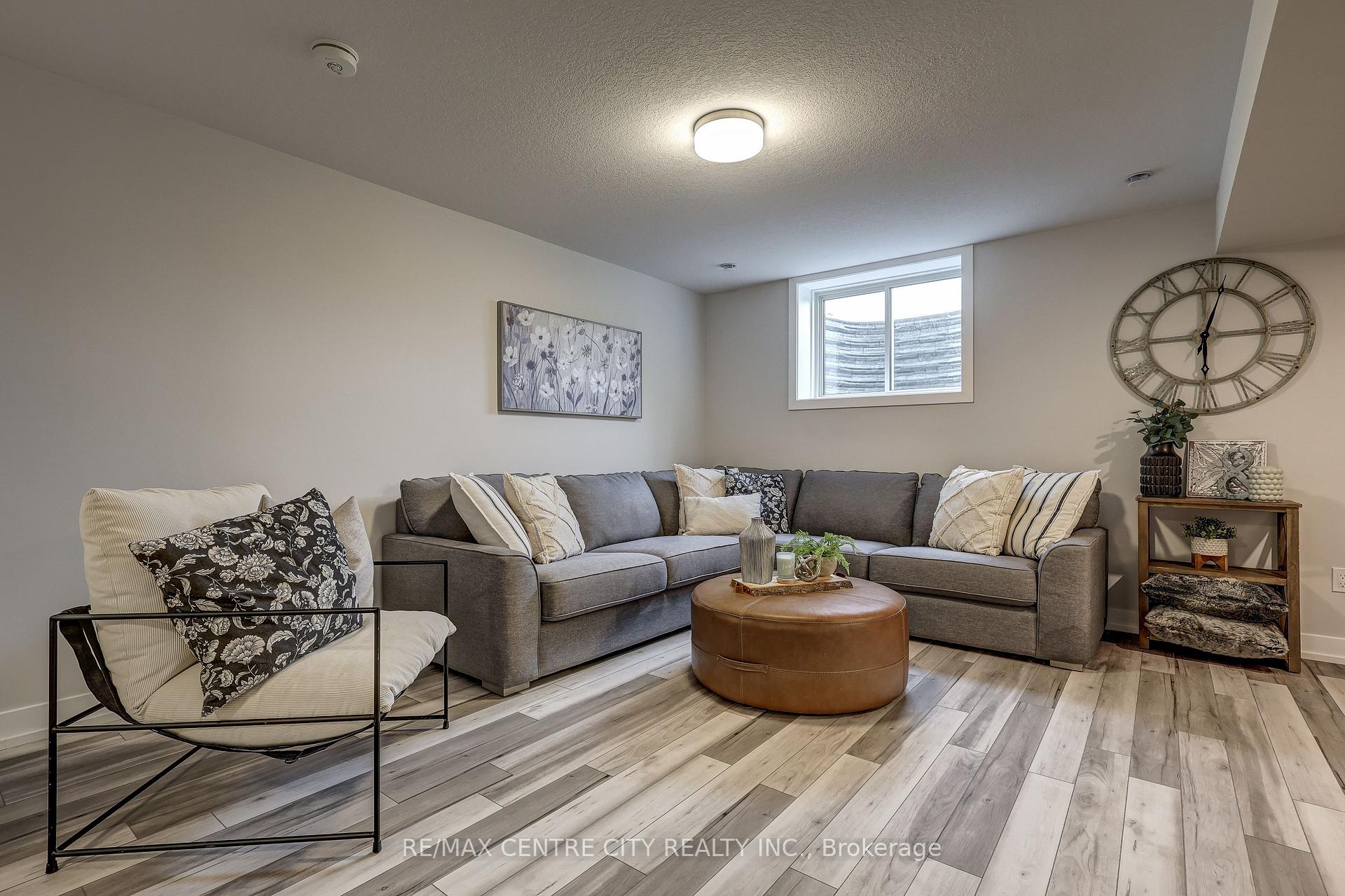 Photo 36 of 49 Empire Parkway, St. Thomas — HOMEH
