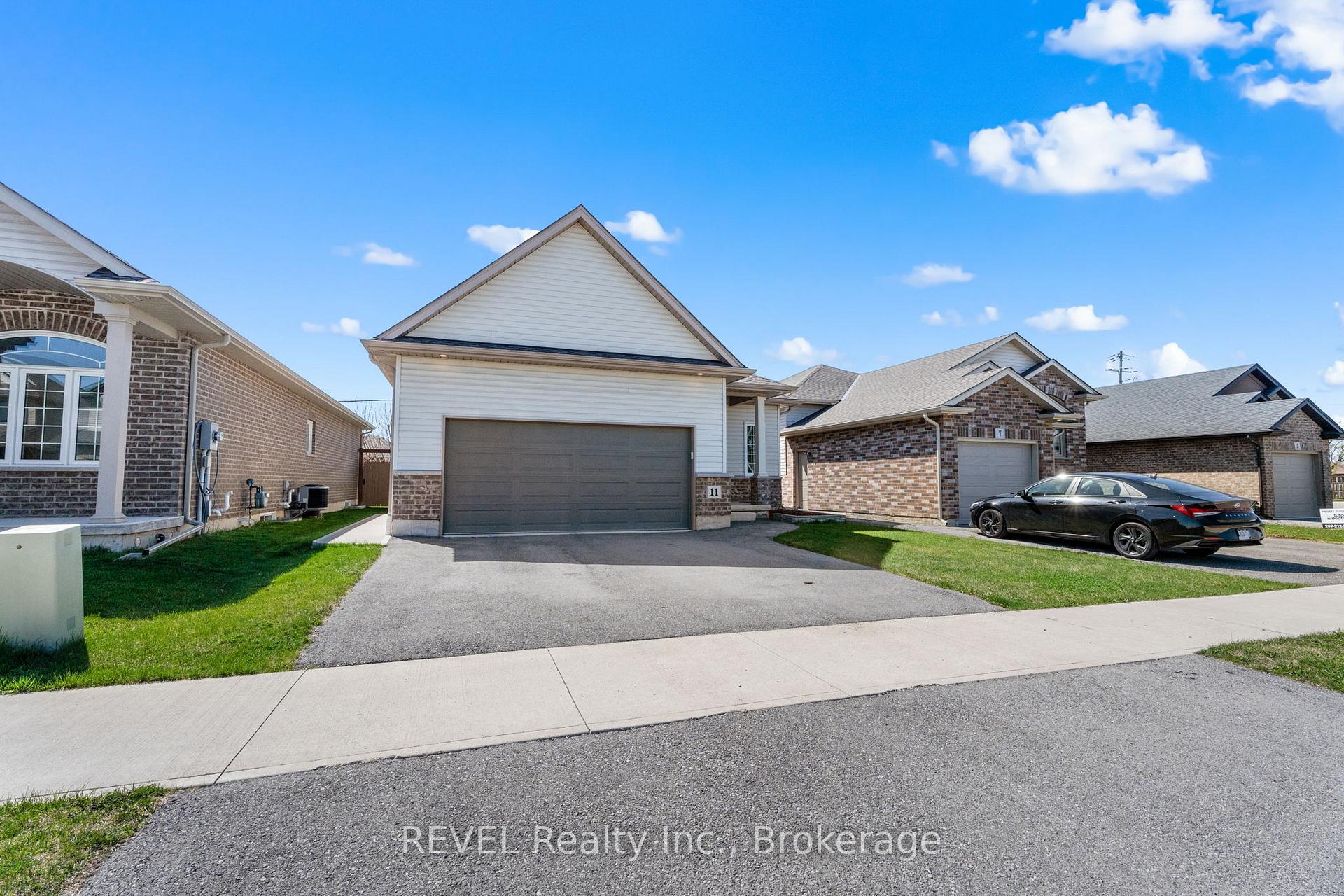Photo 2 of 11 Berkshire Drive, St. Catharines, Carlton/Bunting — HOMEH