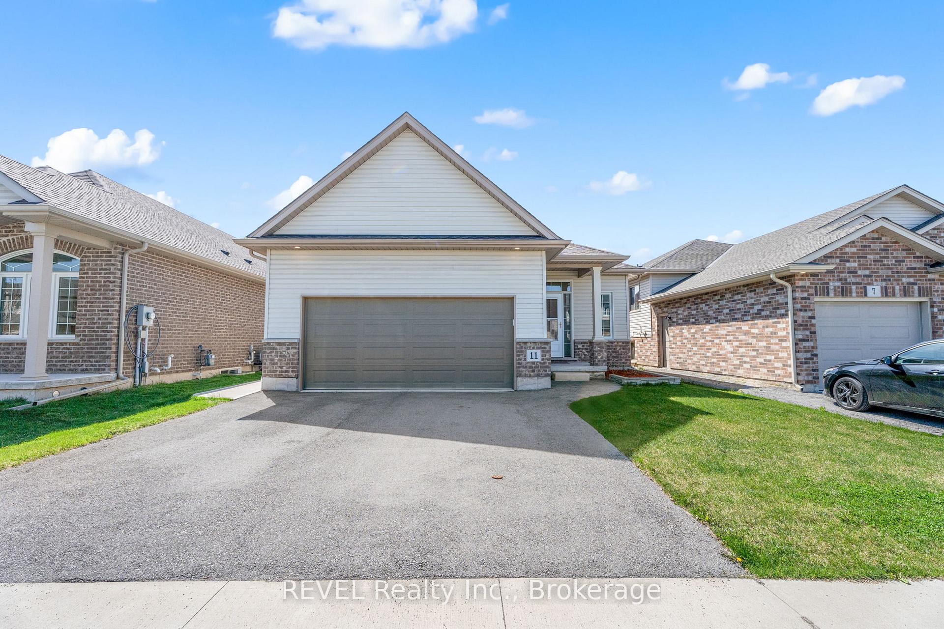 Photo 3 of 11 Berkshire Drive, St. Catharines, Carlton/Bunting — HOMEH