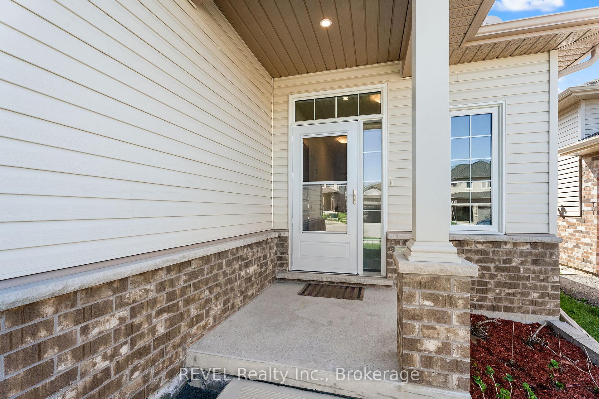 Photo 4 of 11 Berkshire Drive, St. Catharines, Carlton/Bunting — HOMEH