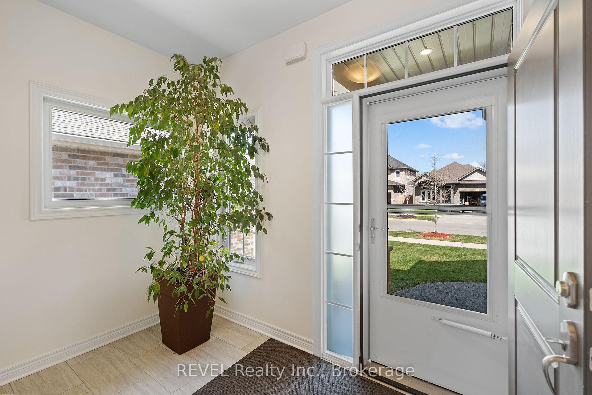 Photo 5 of 11 Berkshire Drive, St. Catharines, Carlton/Bunting — HOMEH