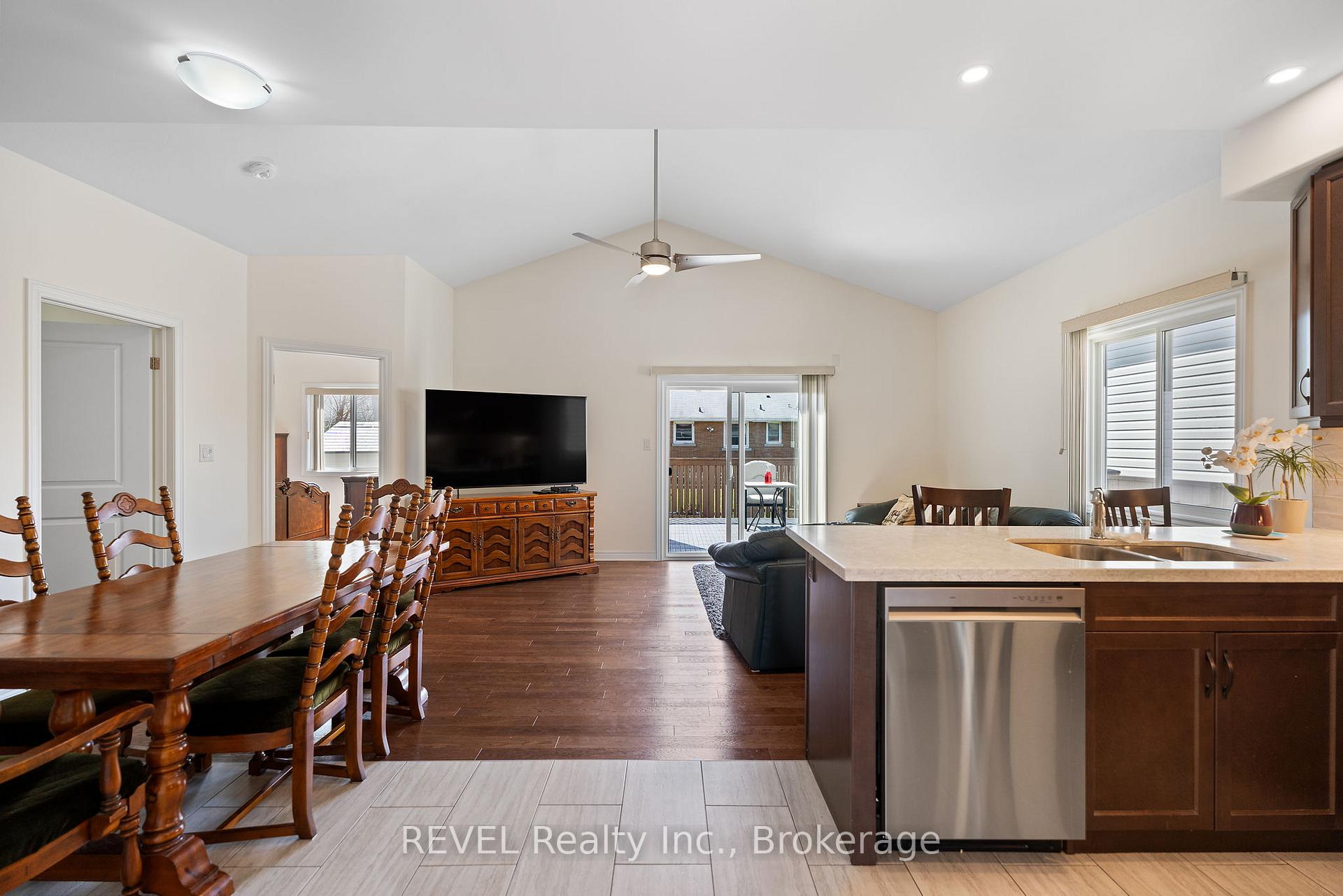 Photo 7 of 11 Berkshire Drive, St. Catharines, Carlton/Bunting — HOMEH