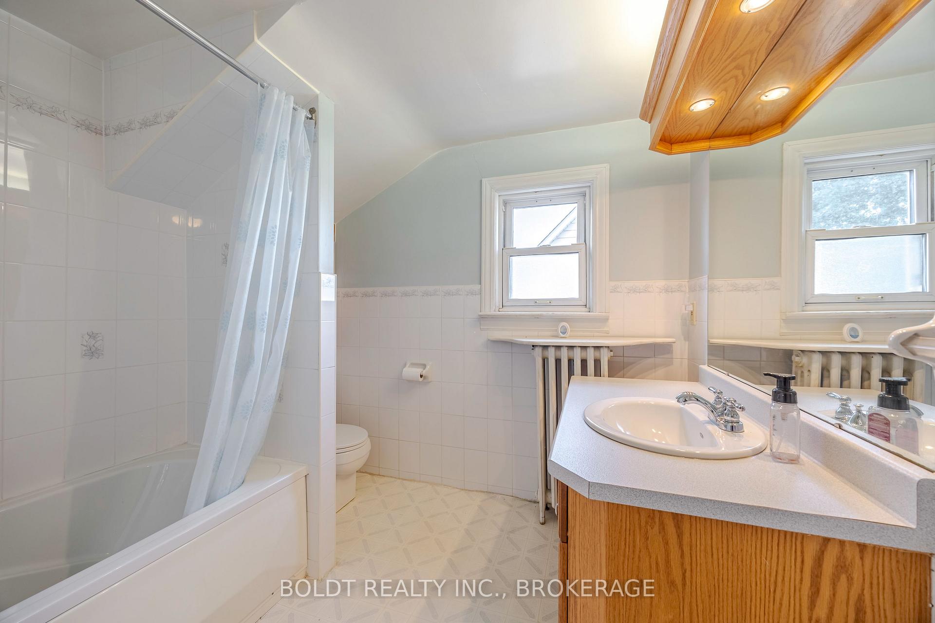 Photo 18 of 39 Lorne Street, St. Catharines, E. Chester — HOMEH