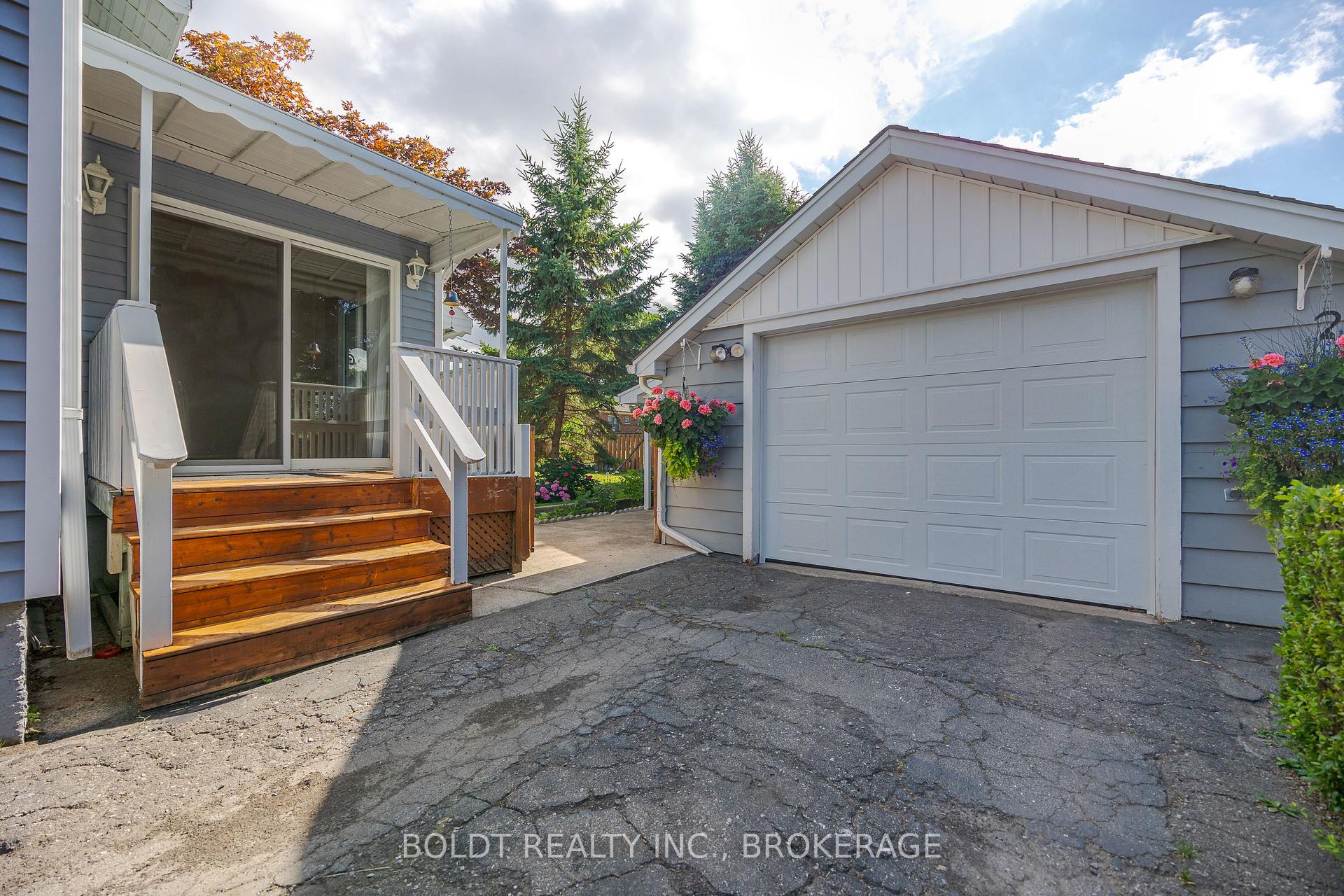 Photo 24 of 39 Lorne Street, St. Catharines, E. Chester — HOMEH