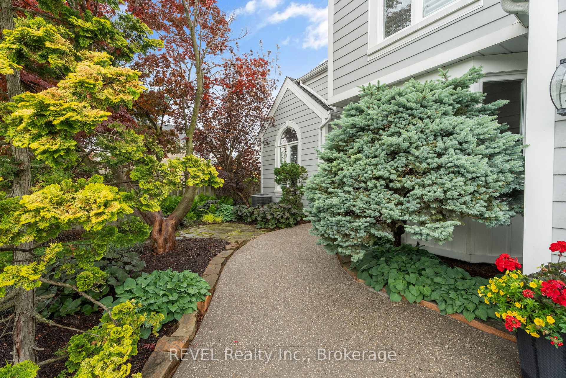 Photo 3 of 13 Breckenridge Boulevard, St. Catharines, Grapeview — HOMEH