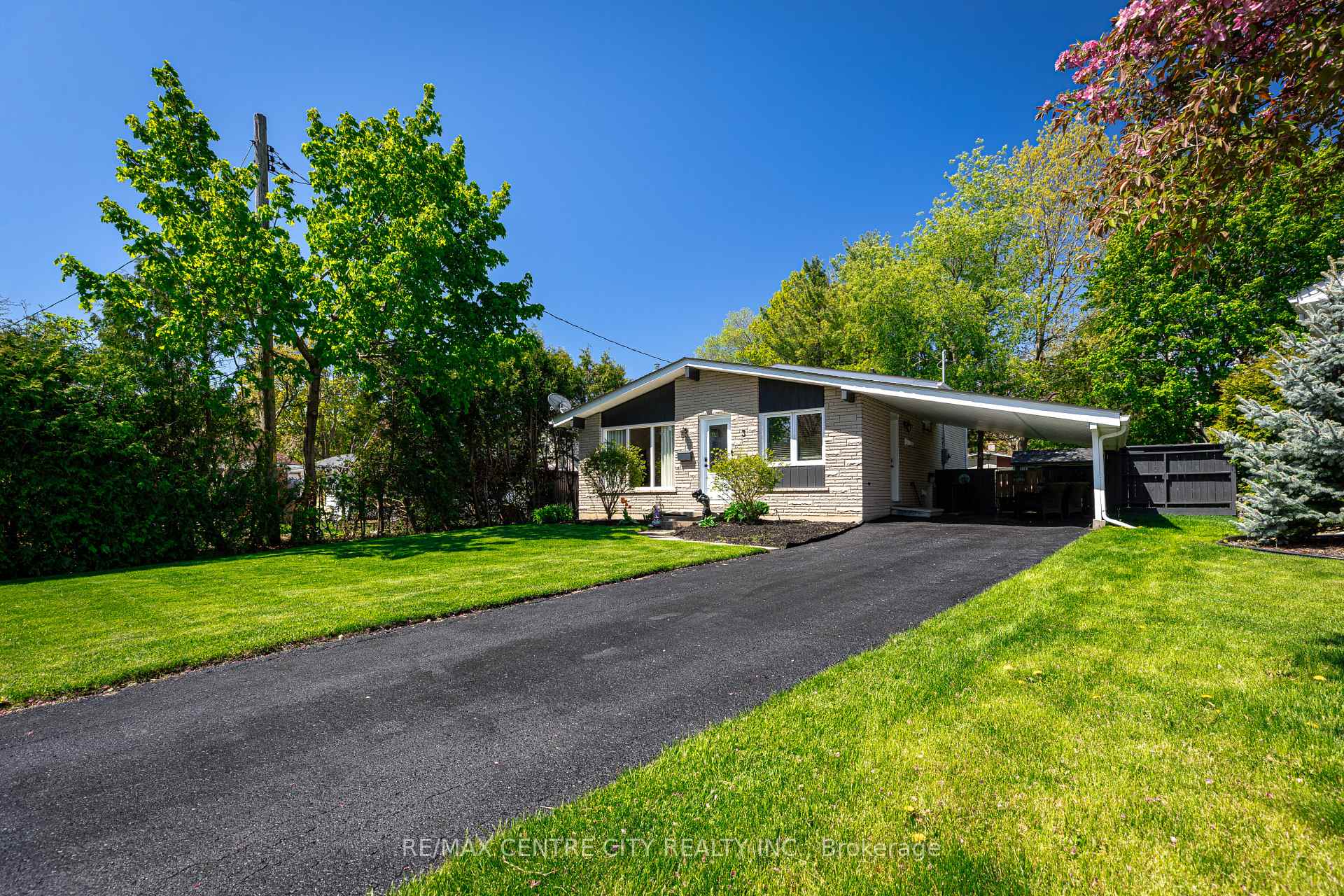 Photo 2 of 3 Ashton Place, St. Thomas — HOMEH