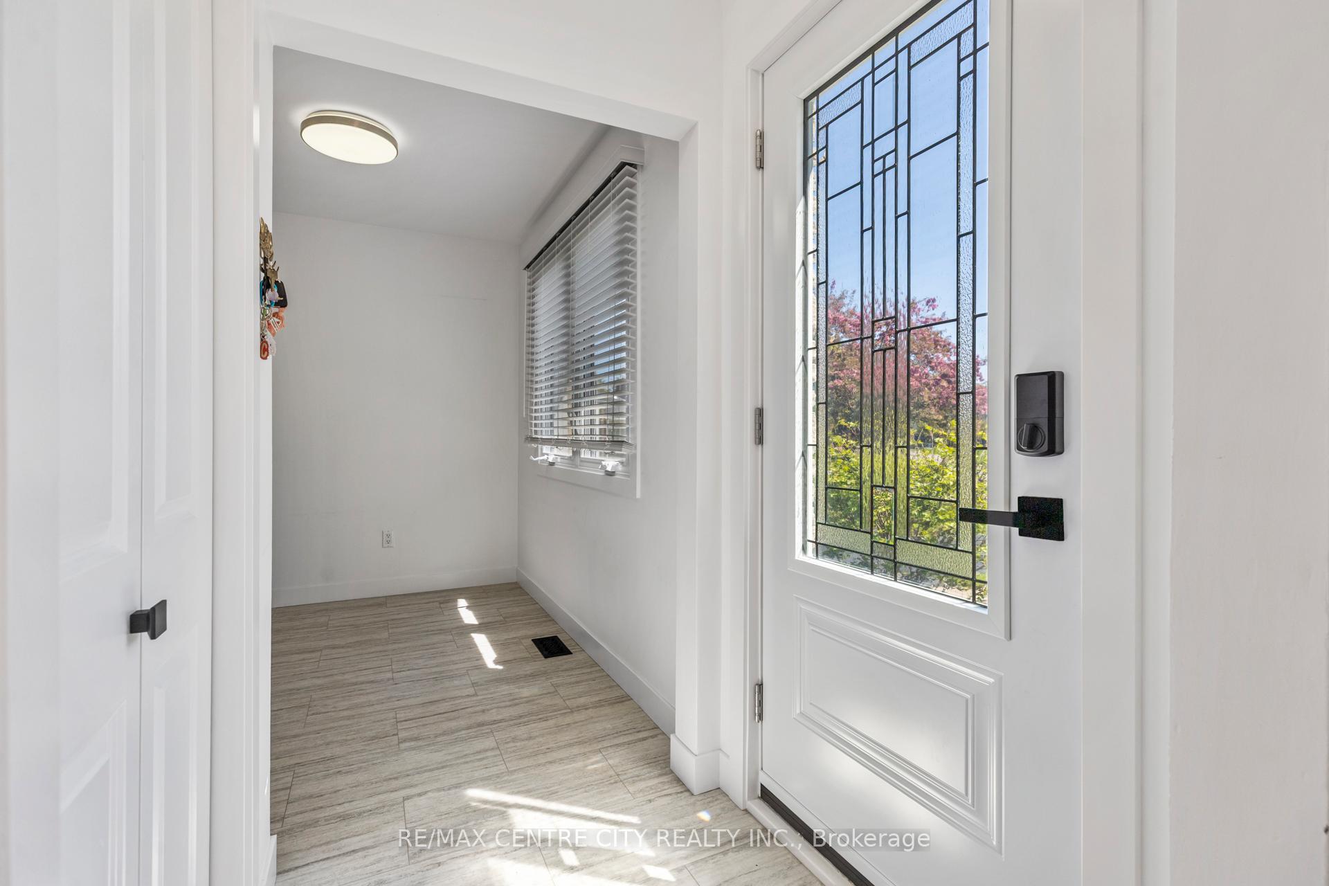 Photo 8 of 3 Ashton Place, St. Thomas — HOMEH