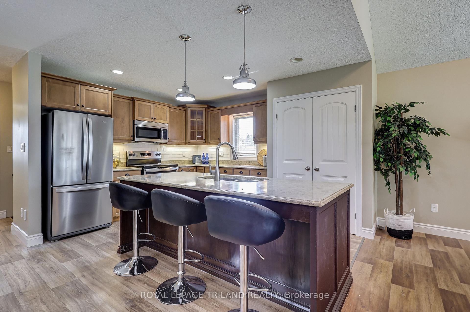Photo 15 of 48 Ambleside Drive, St. Thomas — HOMEH