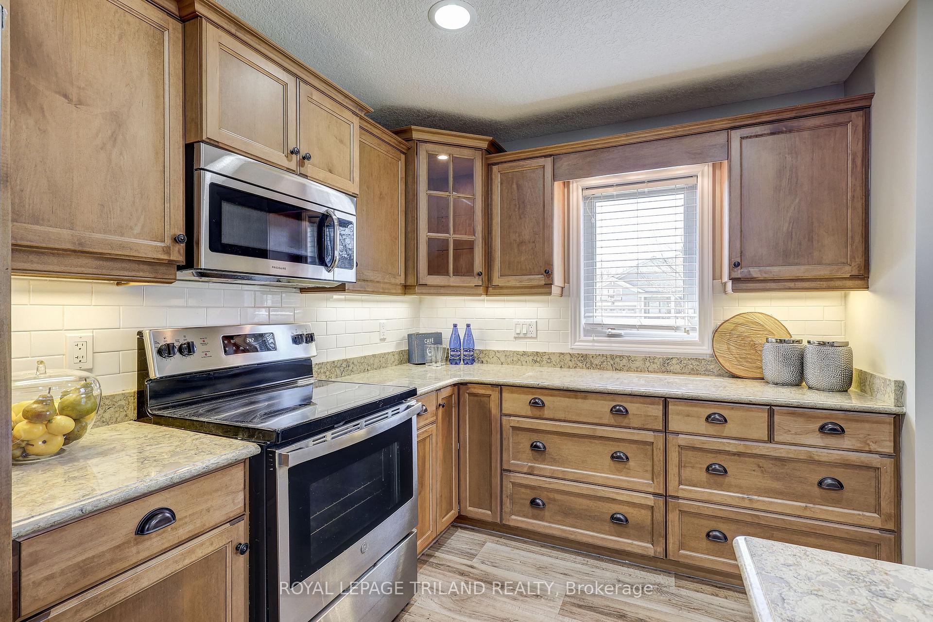 Photo 17 of 48 Ambleside Drive, St. Thomas — HOMEH