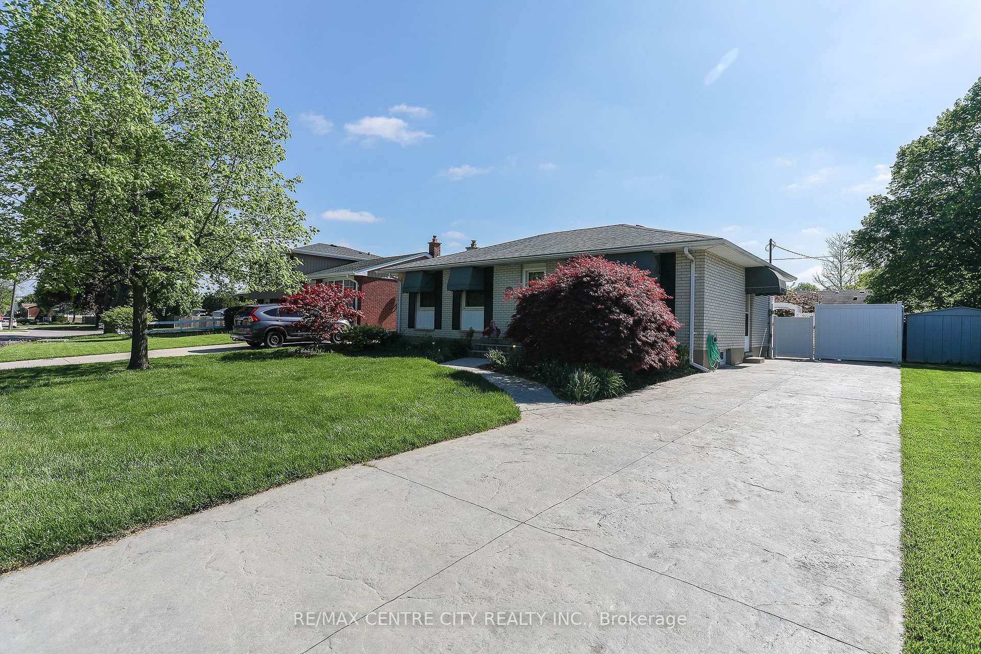 Photo 2 of 90 Lawrence Avenue W, St. Thomas — HOMEH