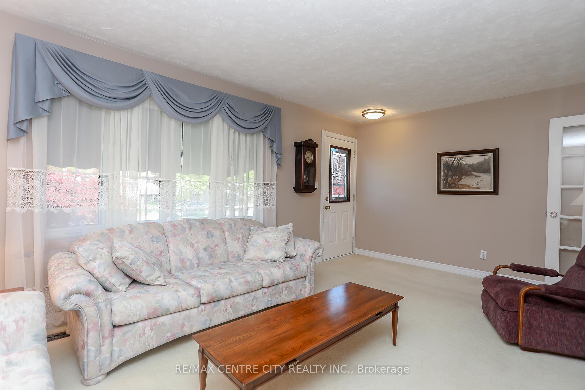 Photo 8 of 90 Lawrence Avenue W, St. Thomas — HOMEH