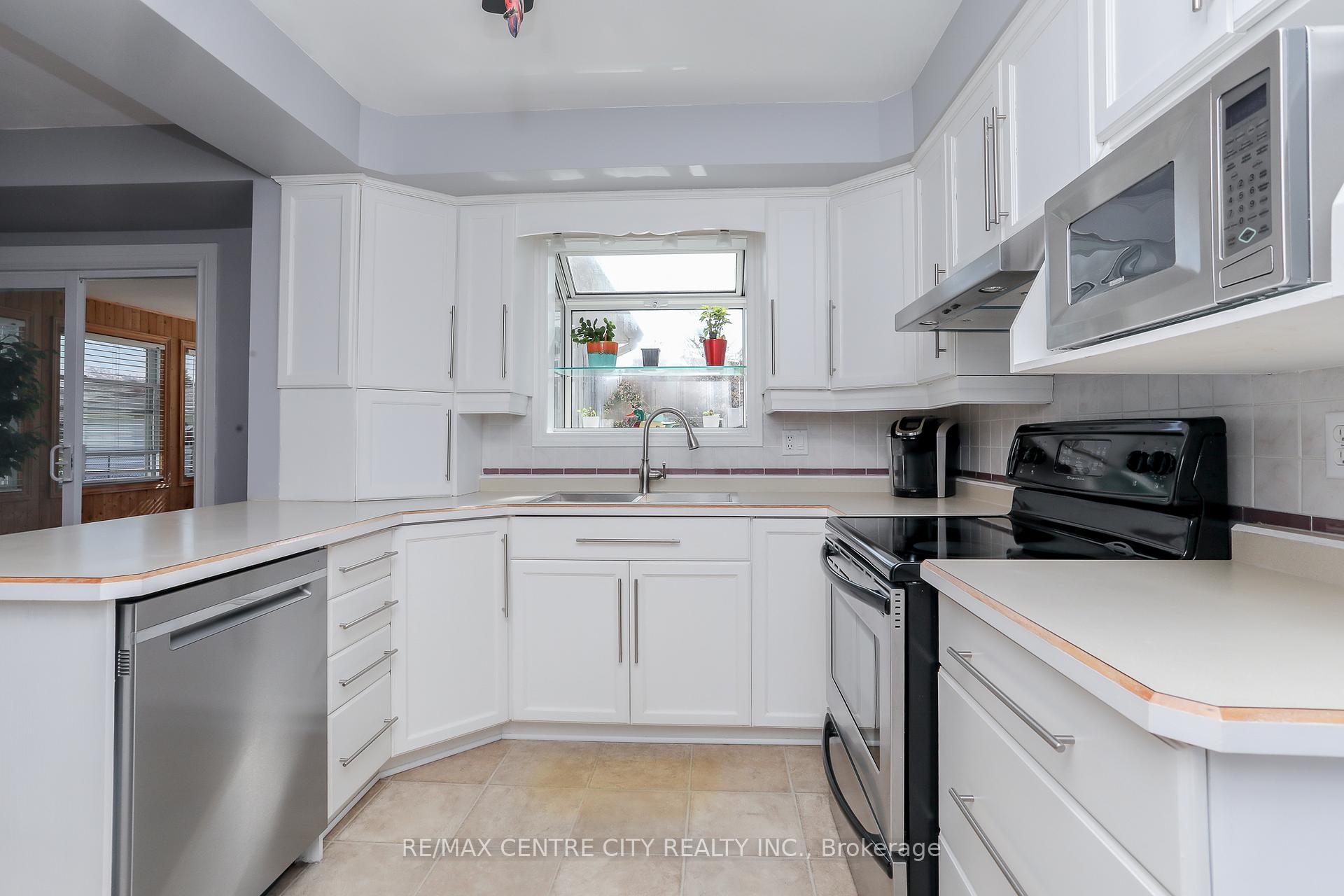 Photo 10 of 90 Lawrence Avenue W, St. Thomas — HOMEH