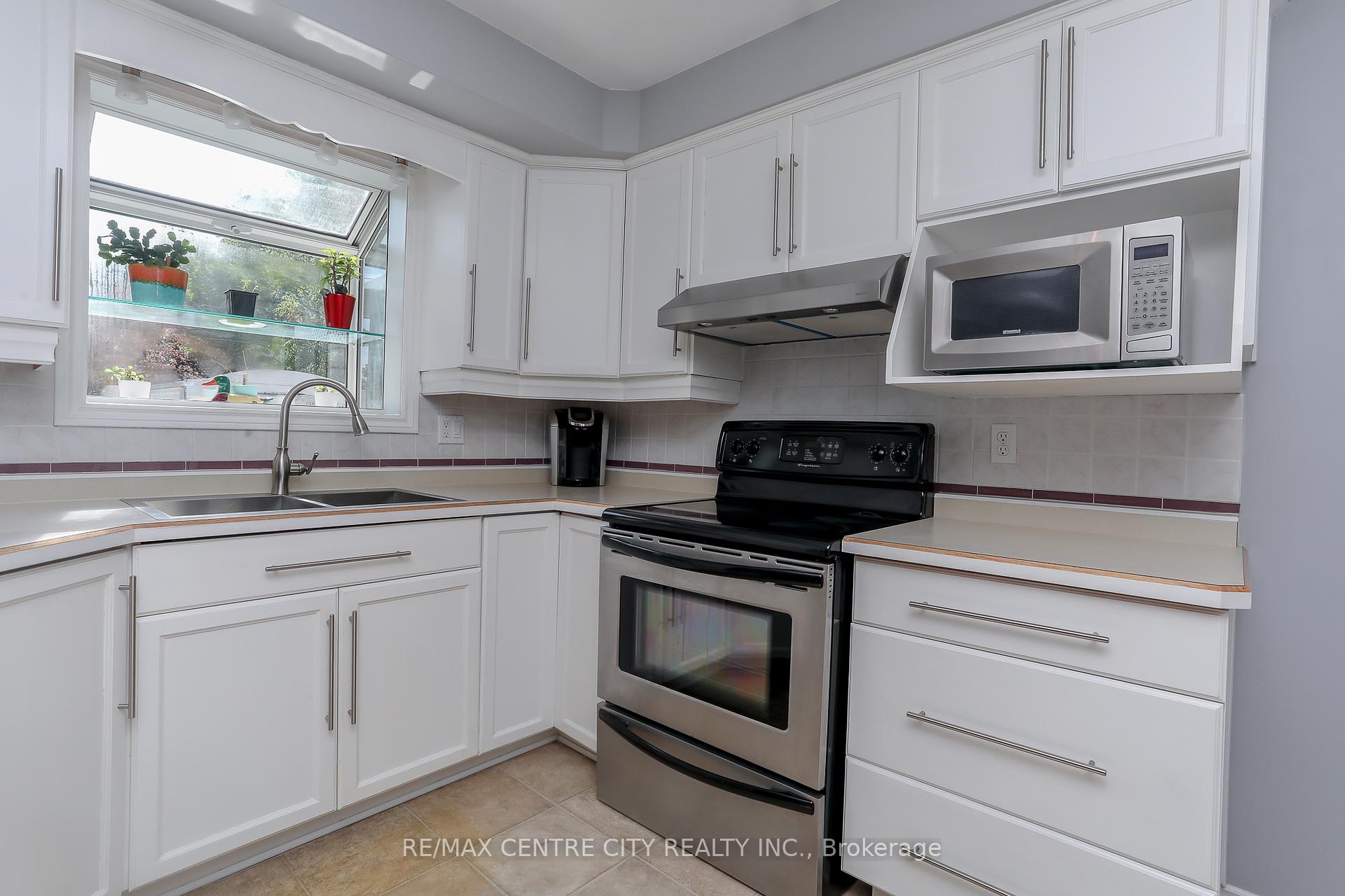 Photo 11 of 90 Lawrence Avenue W, St. Thomas — HOMEH