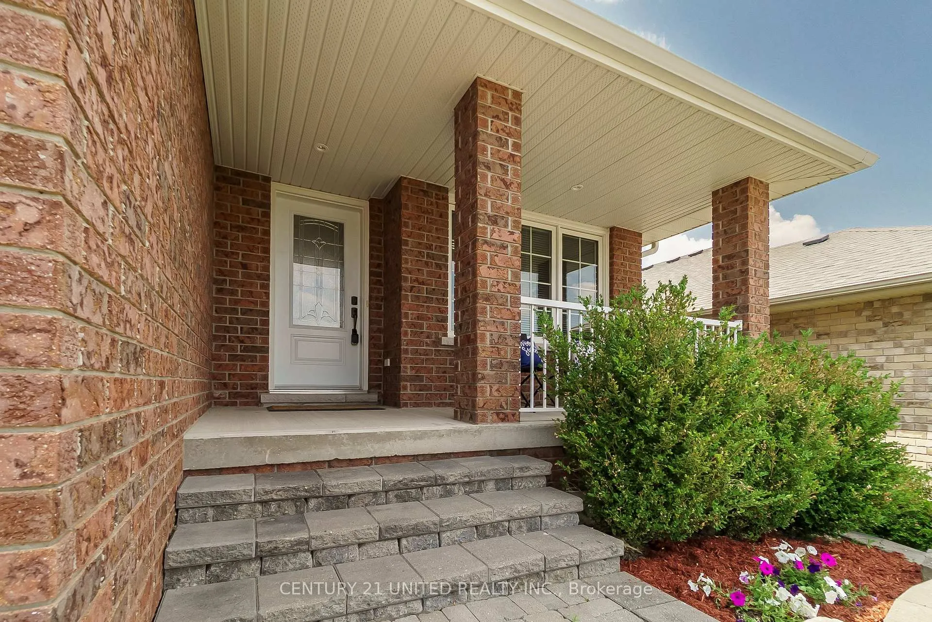 Photo 3 of 441 Bianco Crescent, Peterborough, Monaghan Ward 2 — HOMEH