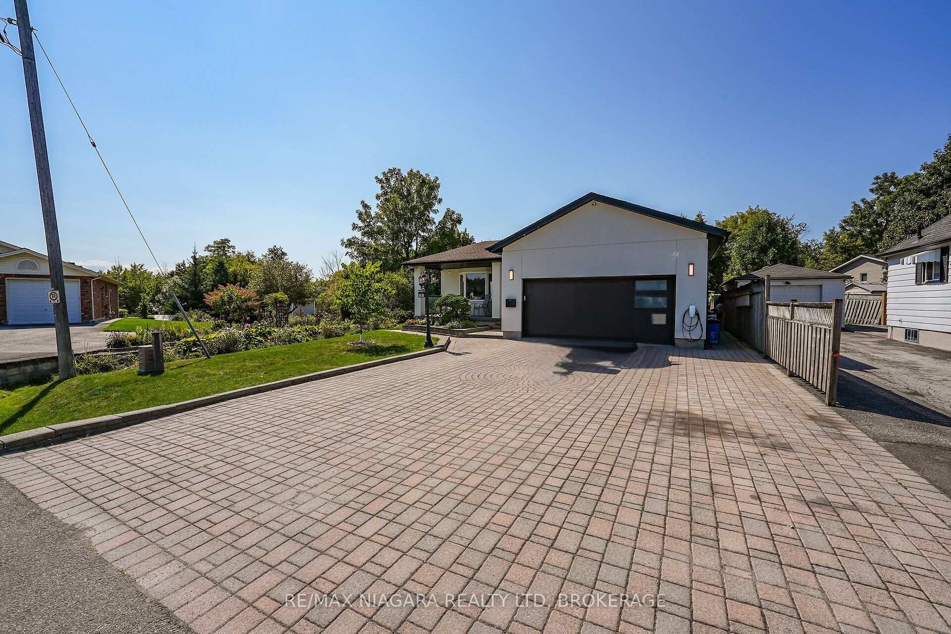 Photo 2 of 5 Lucerne Place, St. Catharines, Oakdale — HOMEH