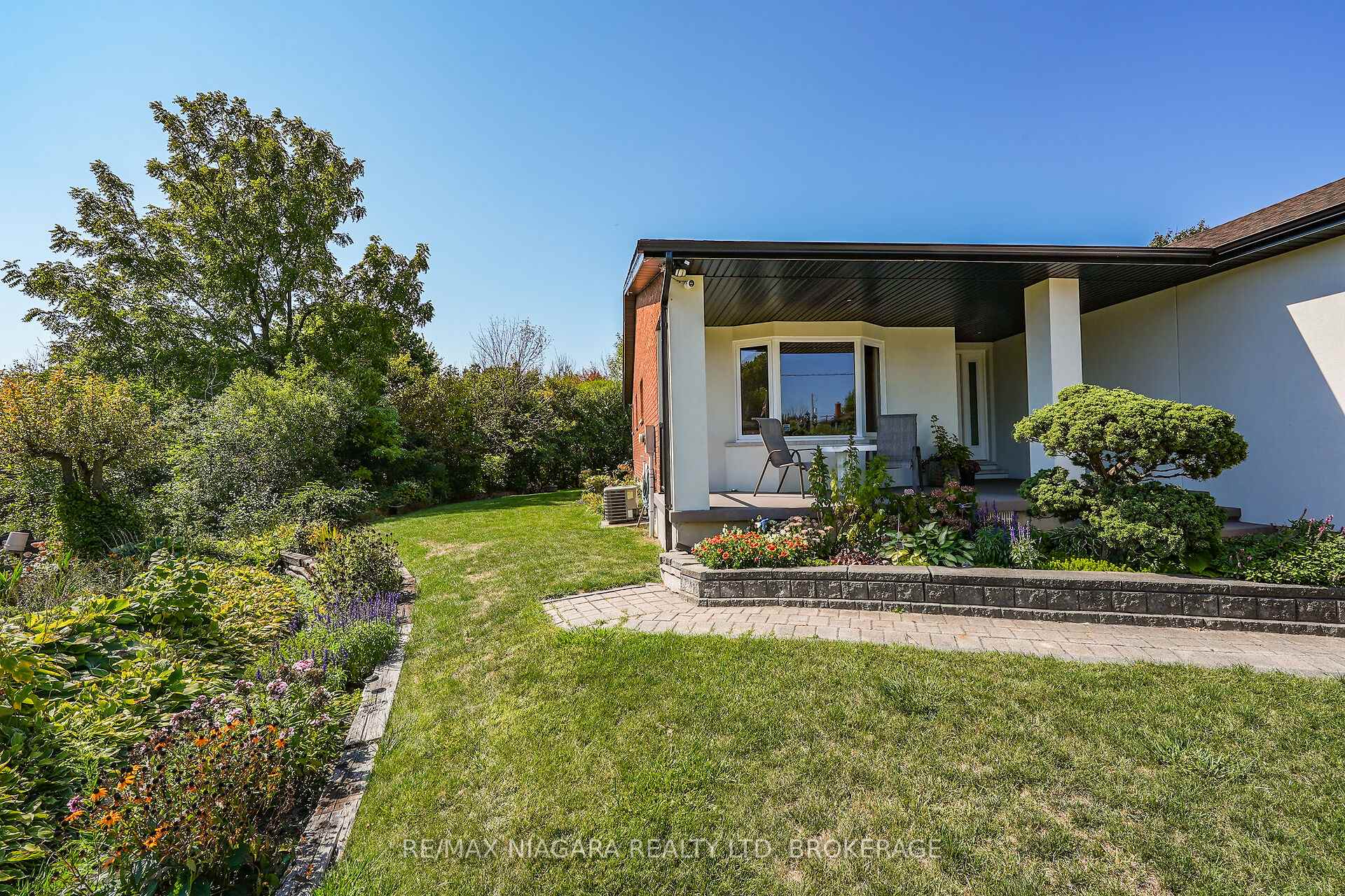Photo 3 of 5 Lucerne Place, St. Catharines, Oakdale — HOMEH